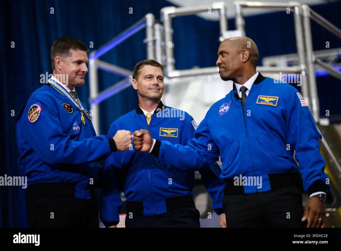 Die Artemis-II-Astronauten Jeremy Hansen, Reid Wiseman und Victor Glover stehen während der Zeremonie zur Verleihung der Kongress-Space-Medaille der Ehre im Johnson Space Center der NASA in Houston, Texas, am 28. August 2026 zusammen. Hansen trägt die ihm während der Zeremonie zur Ehren der historischen Artemis-II-Mondmission verliehene Medaille. Bild mit freundlicher Genehmigung des Weißen Hauses. Stockfoto