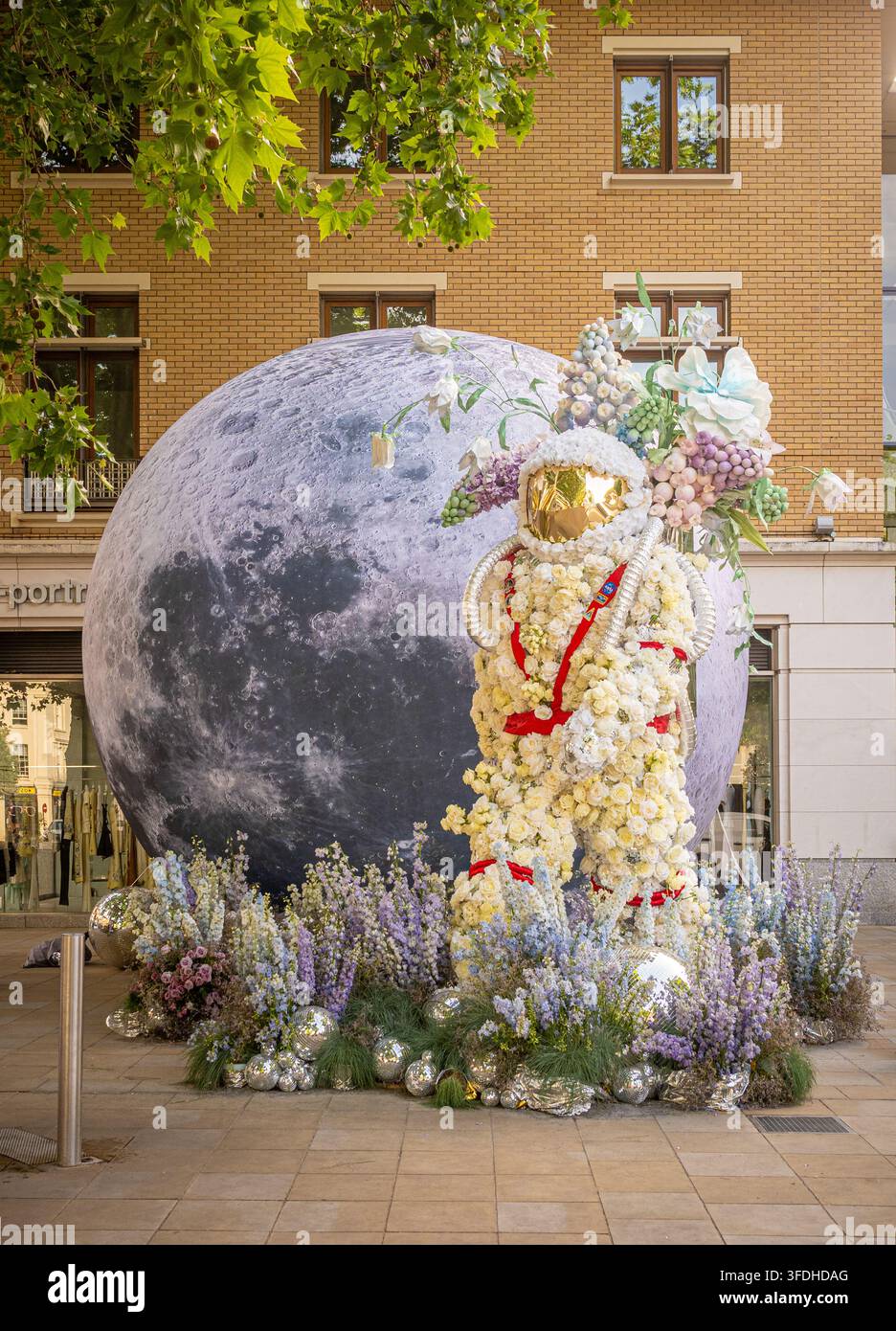 Die Mondlandung Blumenastronaut und Riesendollarant-Installation am Duke of York Square für Chelsea in Bloom 2026. Stockfoto