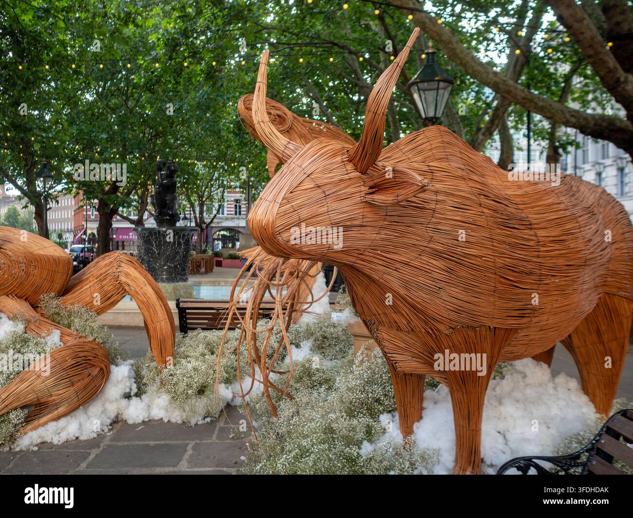Sternzeichen-Tierskulpturen am Venus-Brunnen im Sloane Square für Chelsea in Bloom 2026, London. Stockfoto