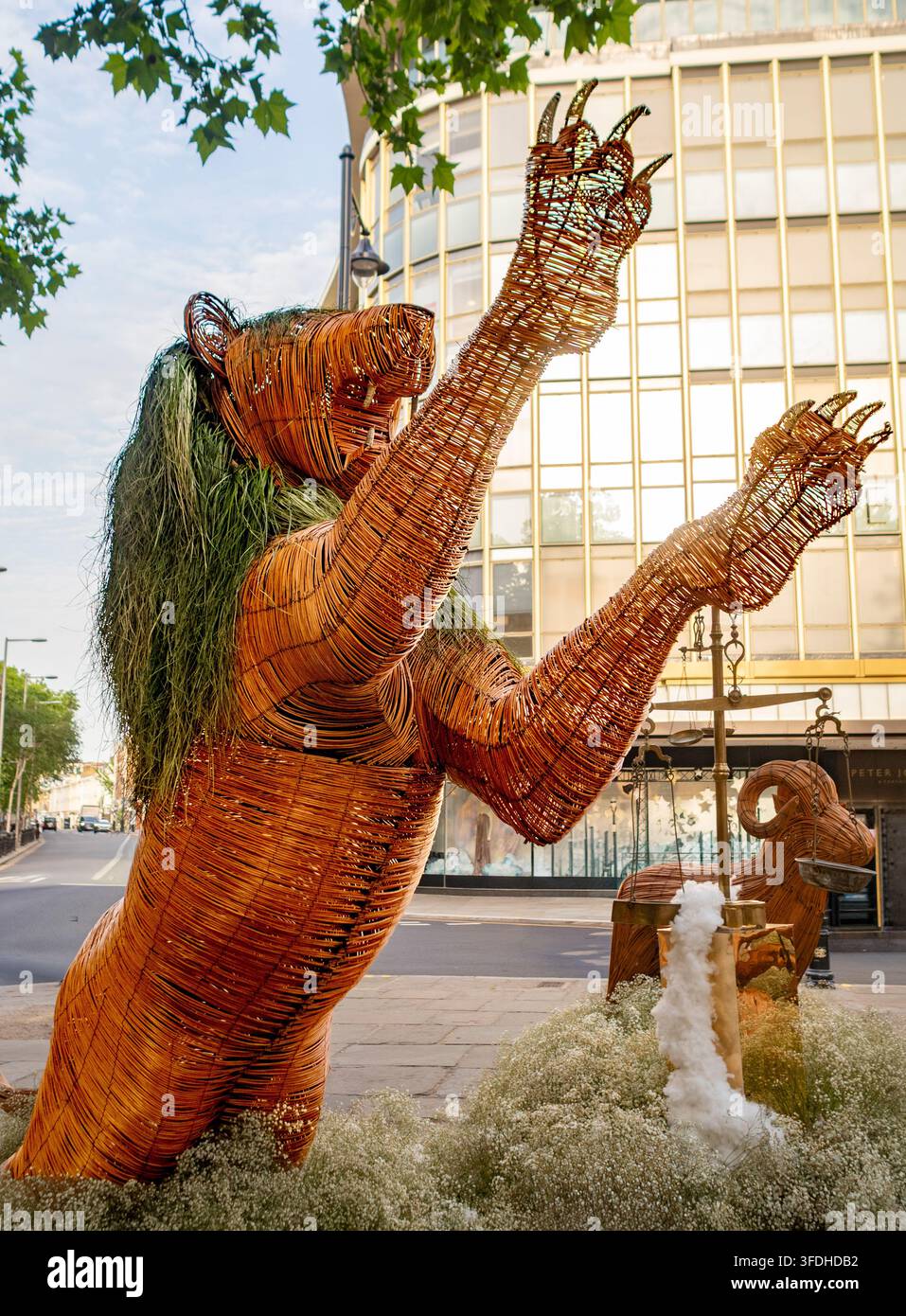 Weiden-Zodiac-Skulptur an der Sternzeichen-Installation des Sloane Square während Chelsea in Bloom 2026. Stockfoto