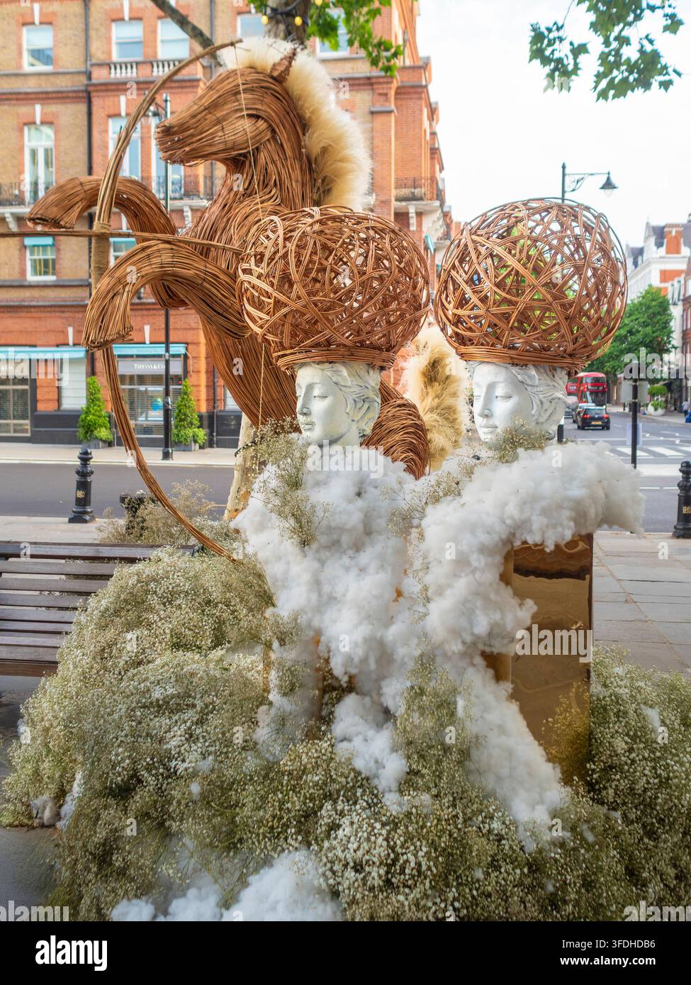 Sternzeichenfiguren in der Sloane Square-Zentrale der Chelsea in Bloom 2026-Installation, geschaffen von All For Love. Stockfoto