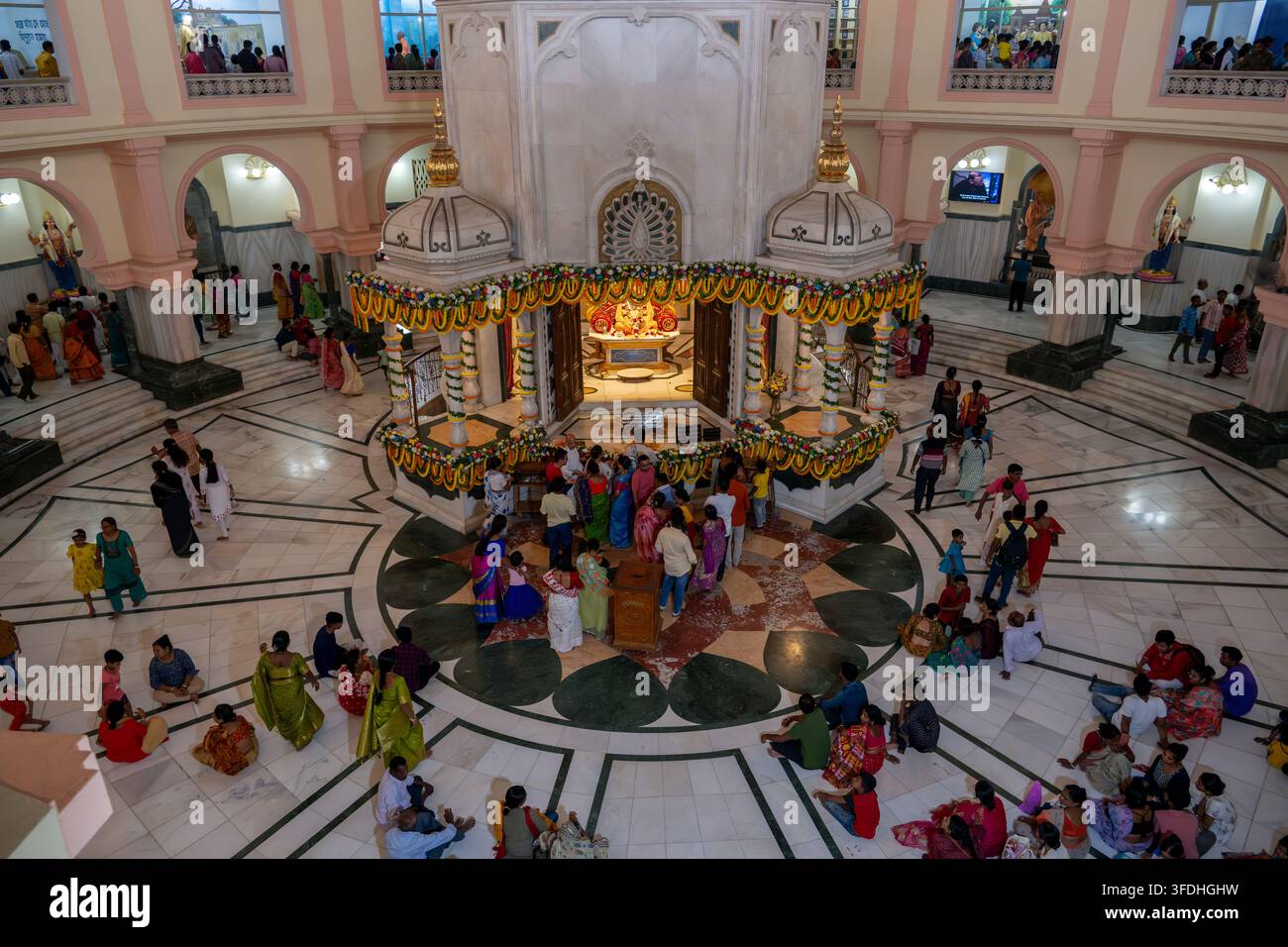 Eine große Gruppe von Menschen in traditioneller Kleidung befindet sich im Hauptquartier der Internationalen Gesellschaft für Krishna-Bewusstsein (ISKCON) in Mayapu Stockfoto