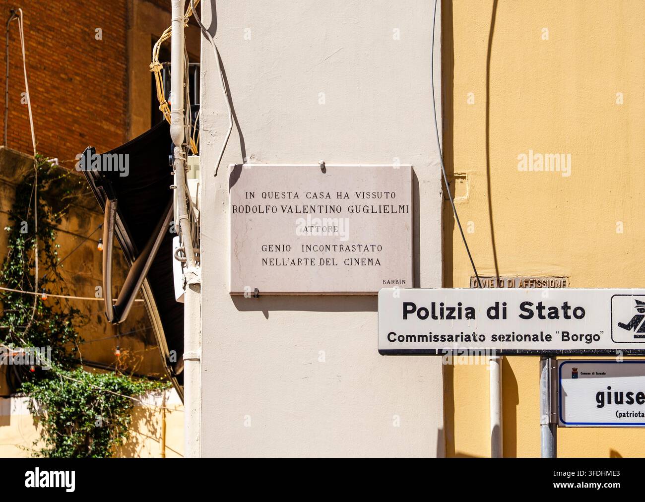 Gedenktafel, die den Wohnsitz von Rodolfo Valentino in der Via Giuseppe Massari markiert, wo er als Kind lebte, Taranto, Apulien, Italien Stockfoto