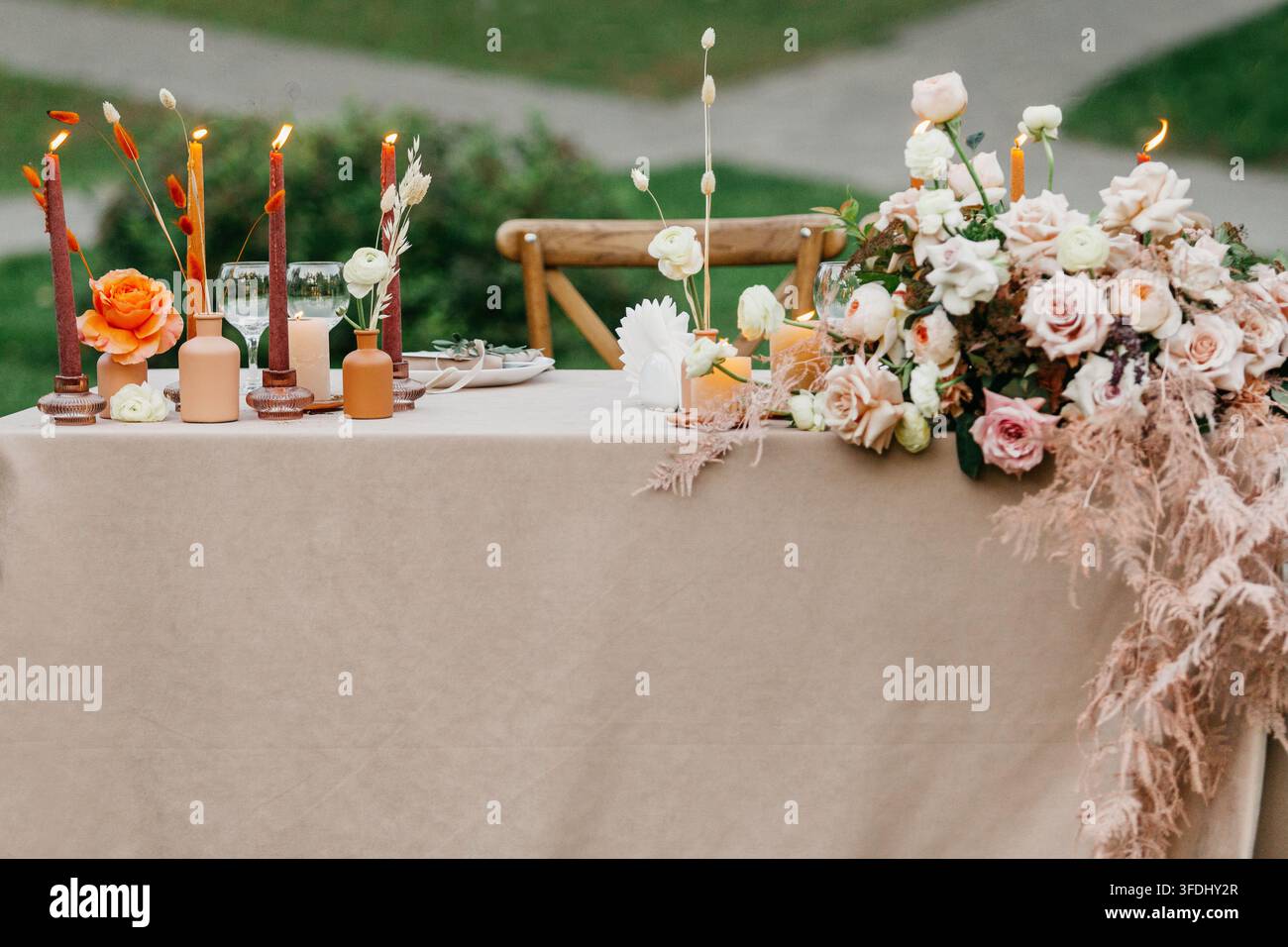 Tischdekoration für eine Hochzeit, wunderschön festlich, Tischgedeck für eine Hochzeitsfeier Stockfoto
