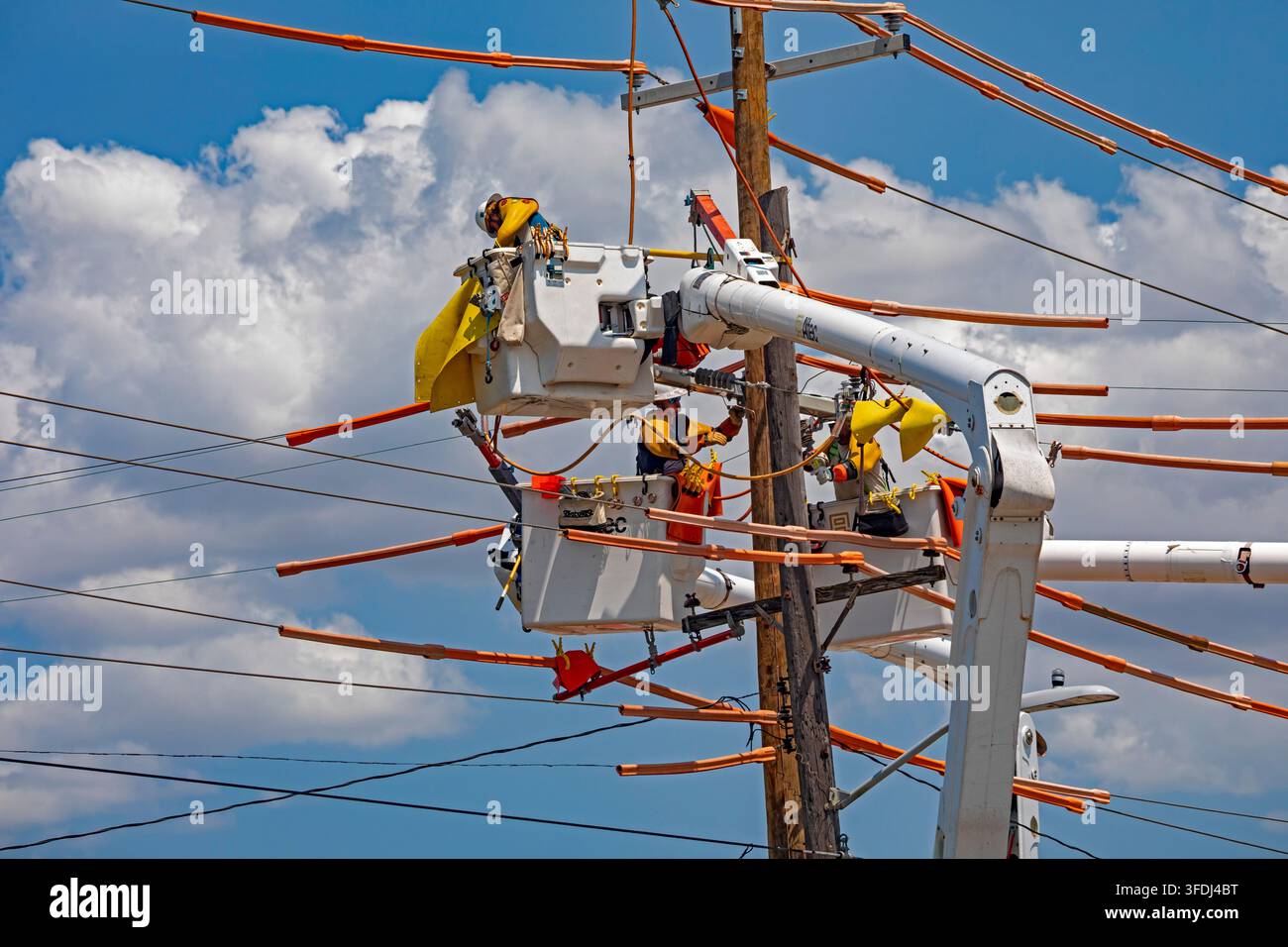 Tulsa, Oklahoma – Arbeiter reparieren Stromleitungen an einem Strommast. Stockfoto