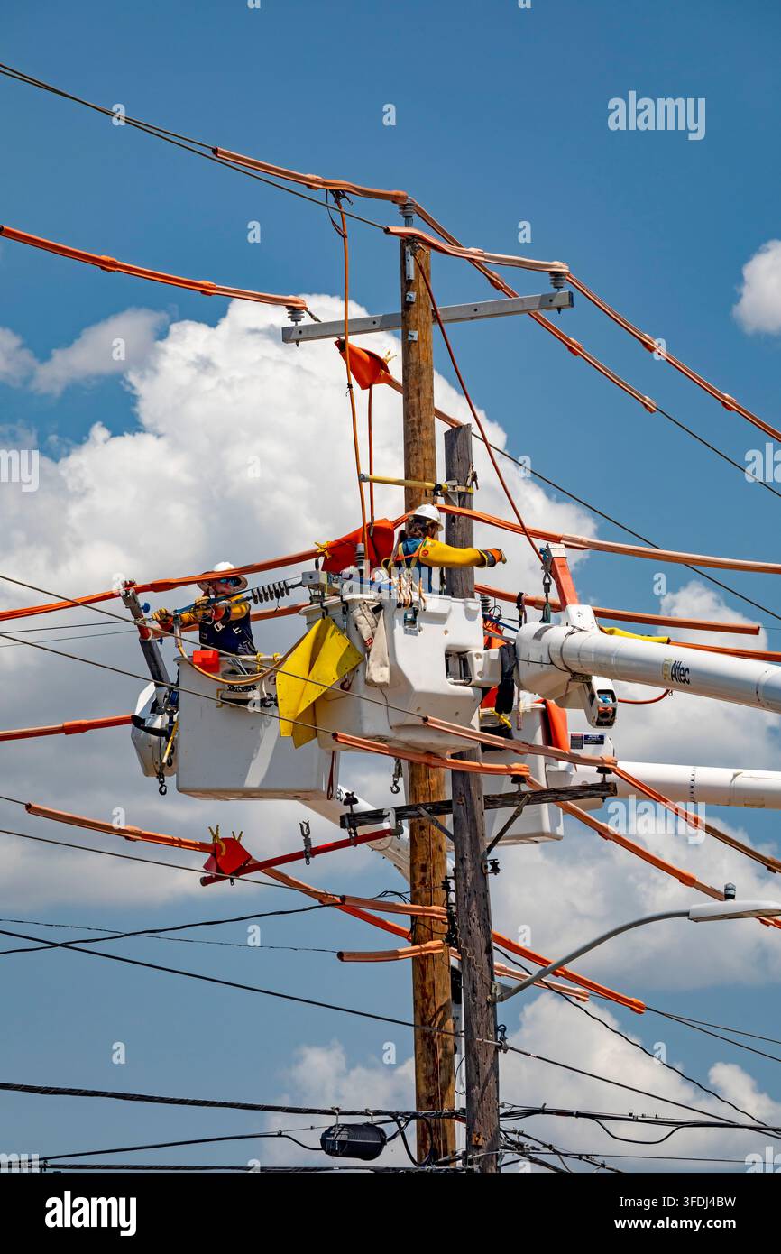 Tulsa, Oklahoma – Arbeiter reparieren Stromleitungen an einem Strommast. Stockfoto