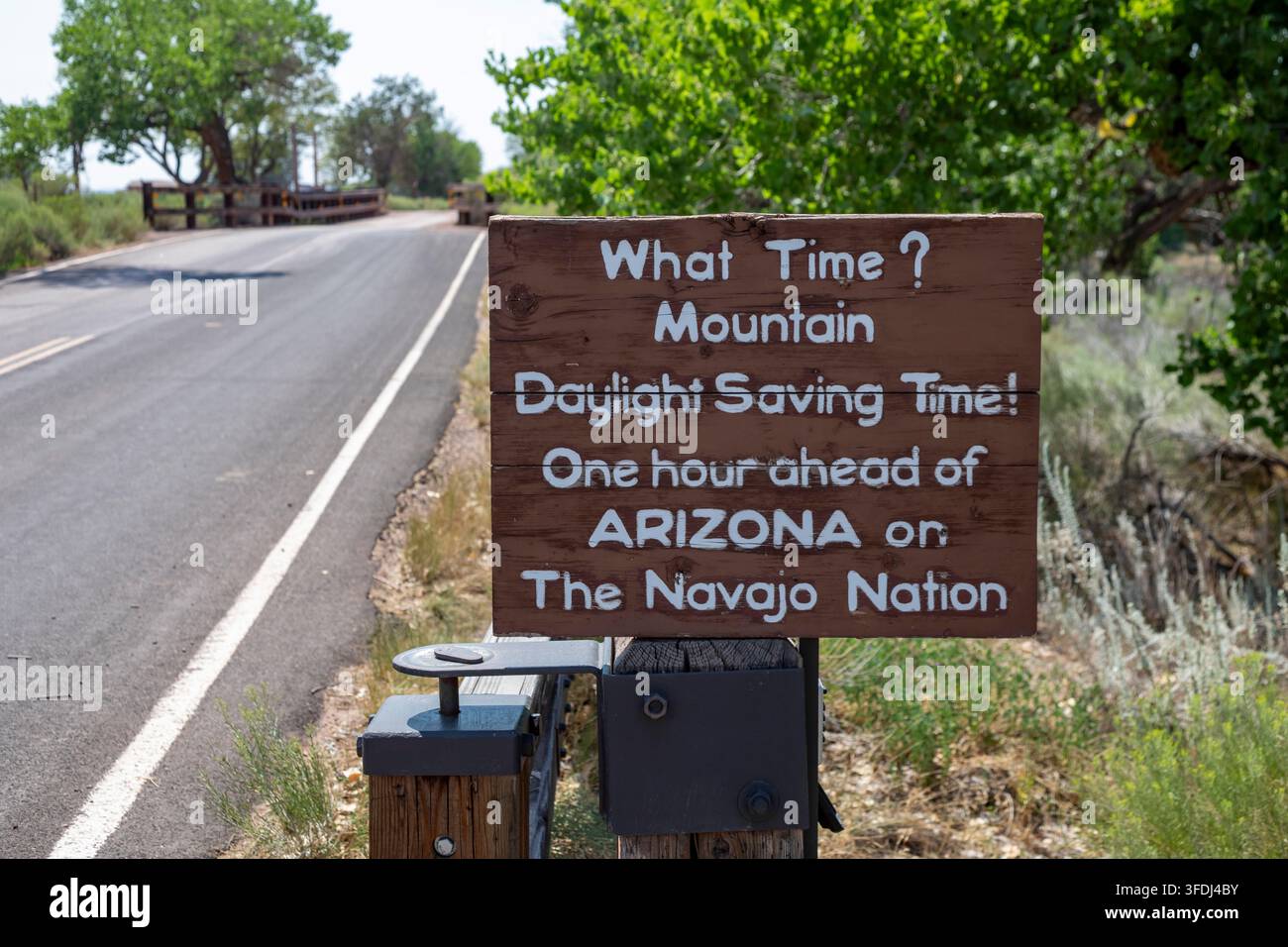 Ganado, Arizona – Ein Schild am Eingang zum Hubbell Trading Post National Historic Site warnt Besucher, dass die Navajo Nation die Sommerzeit einhält Stockfoto