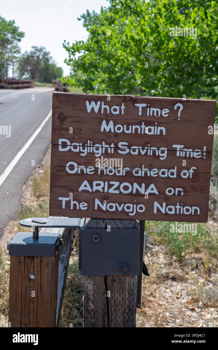 Ganado, Arizona – Ein Schild am Eingang zum Hubbell Trading Post National Historic Site warnt Besucher, dass die Navajo Nation die Sommerzeit einhält Stockfoto