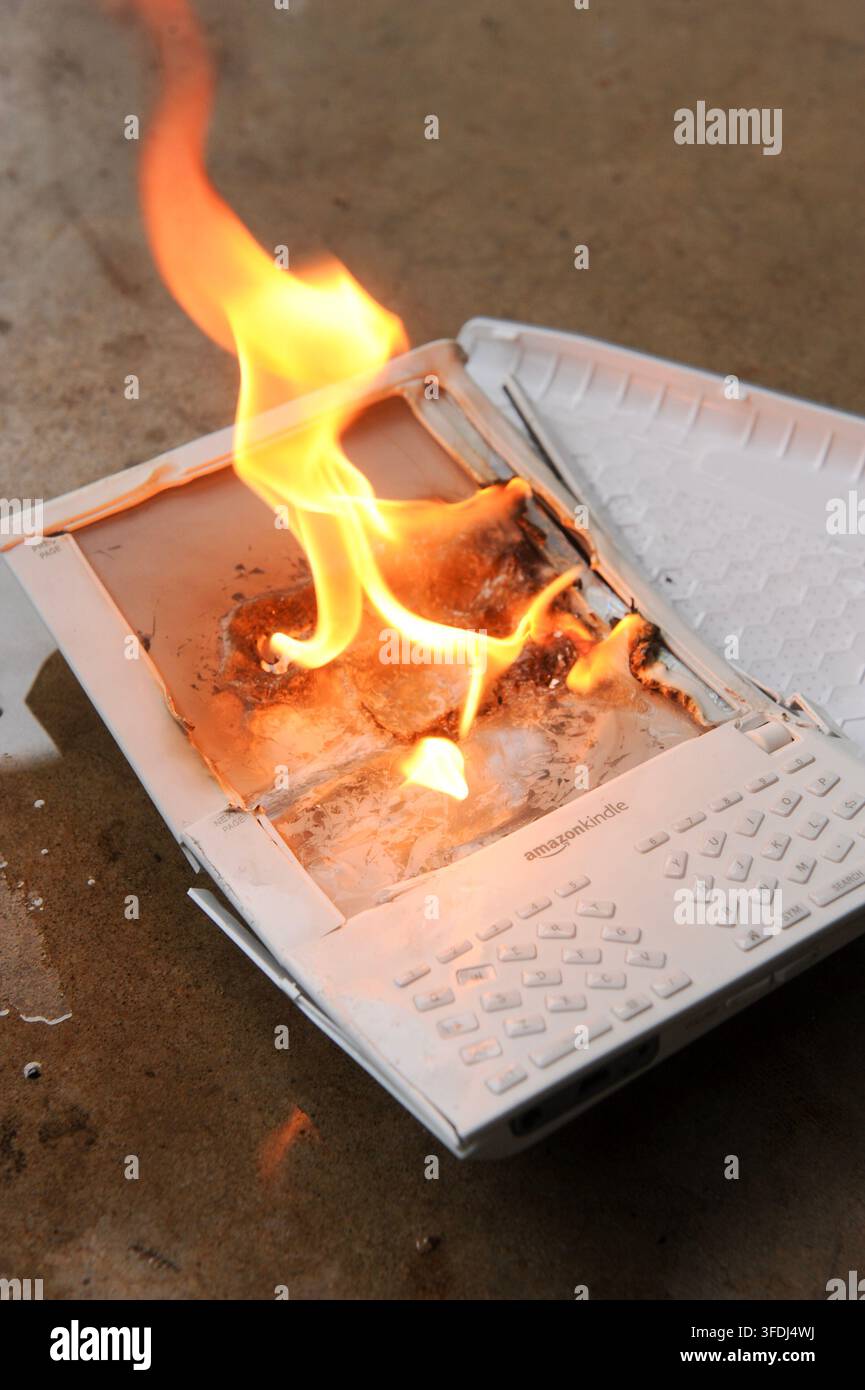 Ansicht eines beschädigten Kindle, der brennt, Austin, Texas, 7. Dezember 2012. (Foto von John Anderson/The Austin Chronicle) Stockfoto