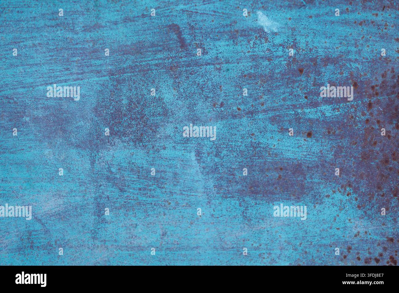 Nahaufnahme einer verwitterten blau gestrichenen Metalloberfläche mit Rostflecken und Kratzern, die eine industrielle Grunge-Hintergrundtextur für Desi erzeugt Stockfoto