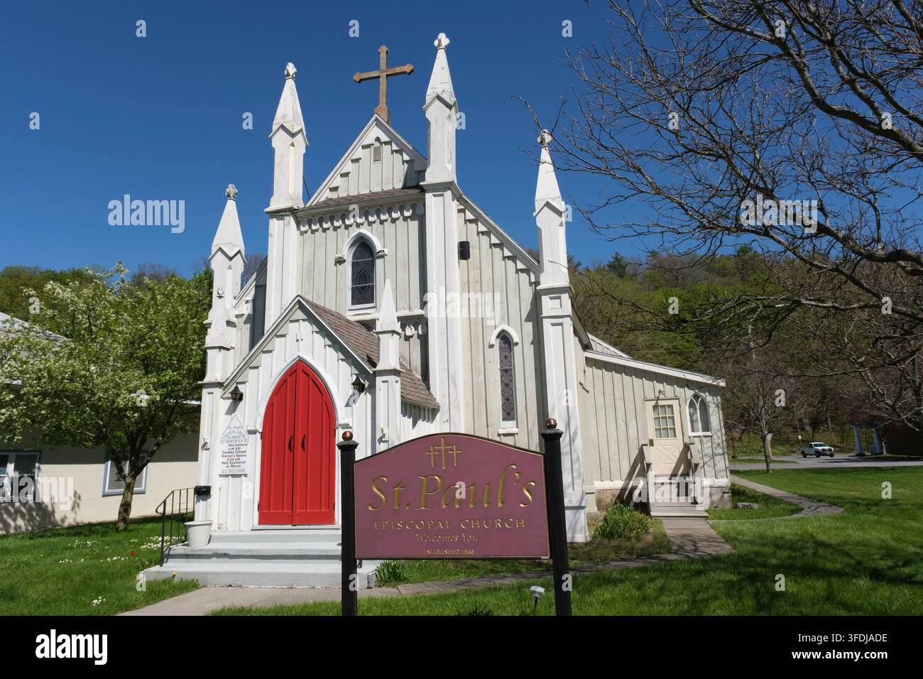 Die St. Paul's Episcopal Church, eine weiße hölzerne neugotische Kirche, die 1866 errichtet wurde, steht mit ihrer charakteristischen roten gewölbten Tür und spitzen Turmspitzen Stockfoto