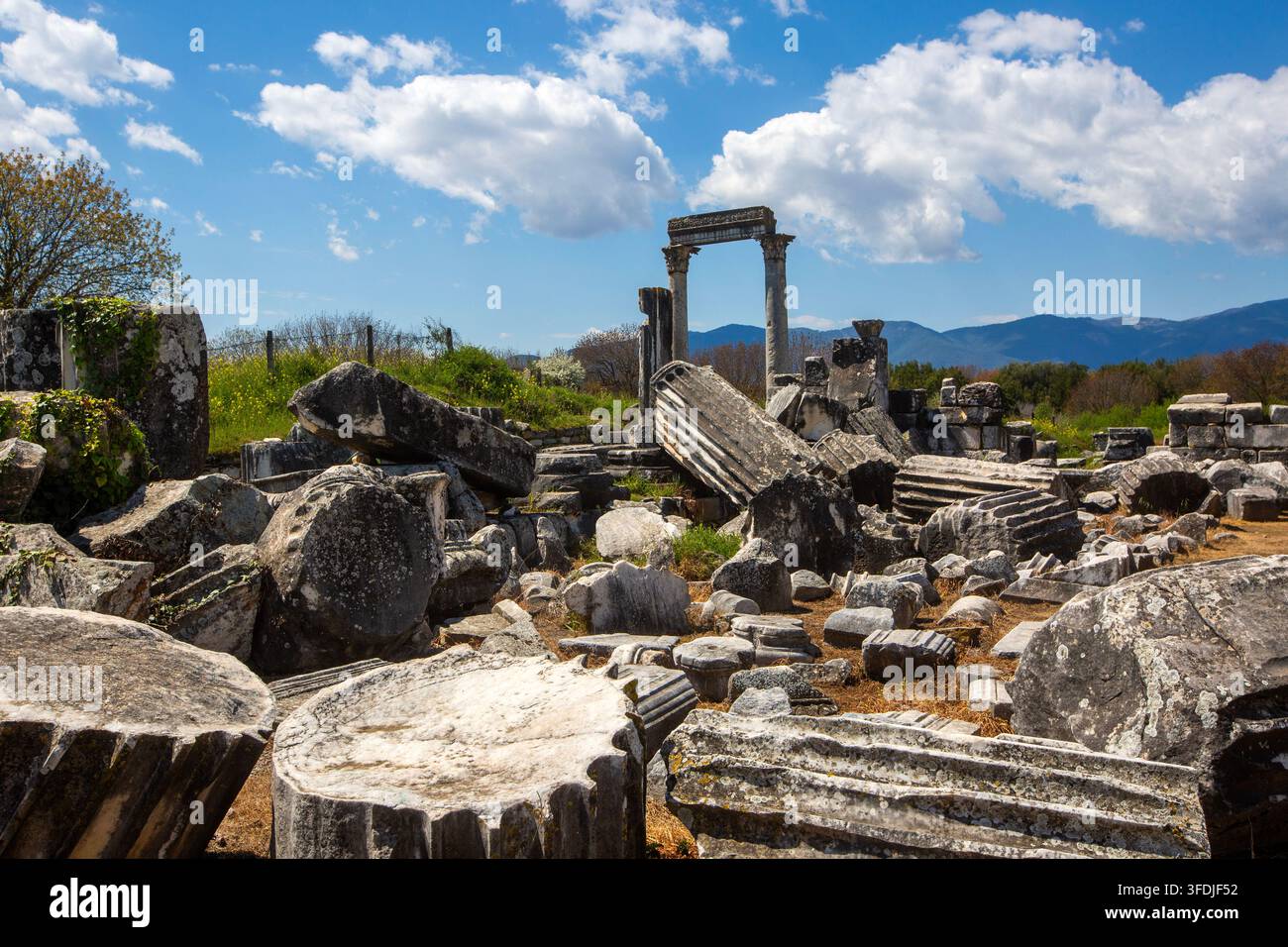 Panoramiches Bild des antiken Tempels der Aphrodite mit stehenden Säulen in Aphrodisias Stockfoto