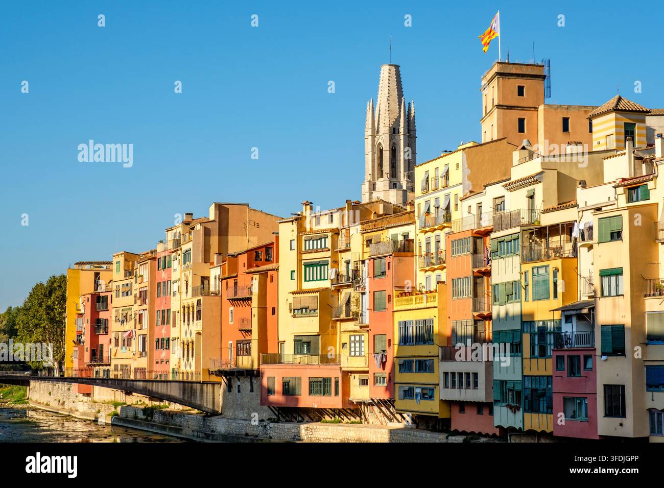 Girona Skyline, Kirche St. Felix und farbenfrohe Häuser am Onyar-Fluss, Stadt Girona, Katalonien, Spanien Stockfoto
