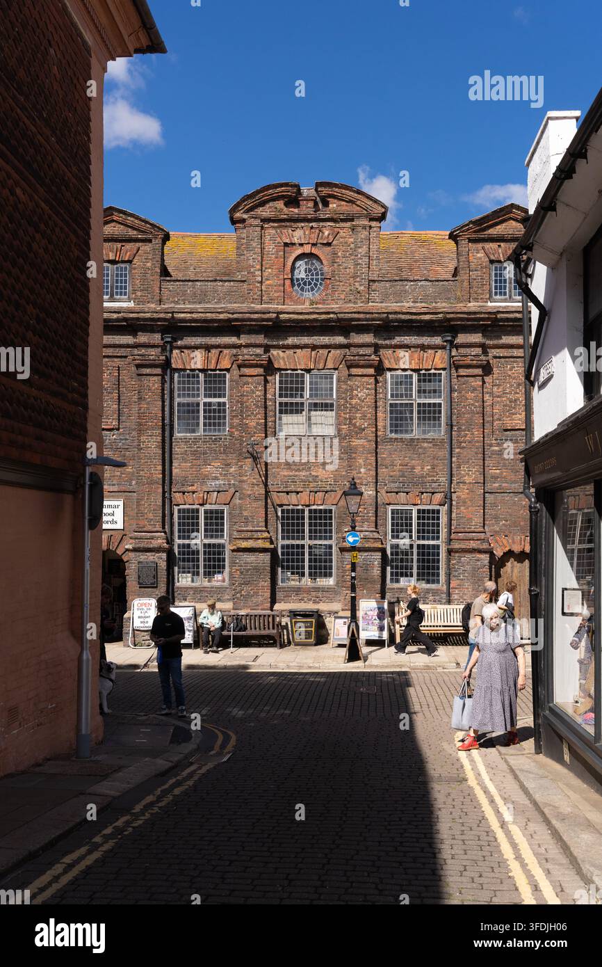 Fußgänger schlendern an der historischen Old Rye Grammar School vorbei Stockfoto