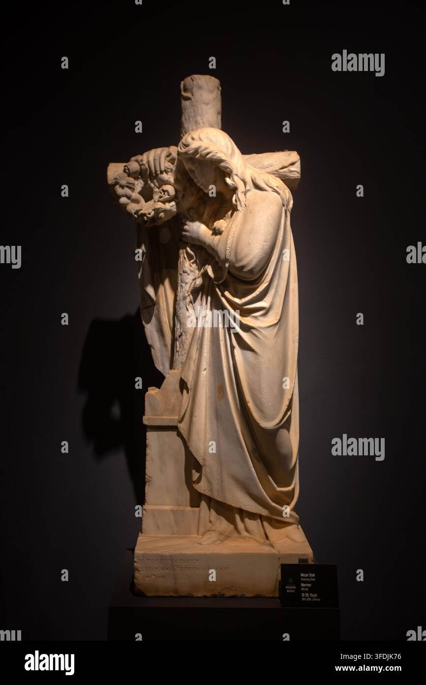 Antike Marmorbestattungsskulptur einer trauernden Frau an einem Kreuz, Antalya Stockfoto
