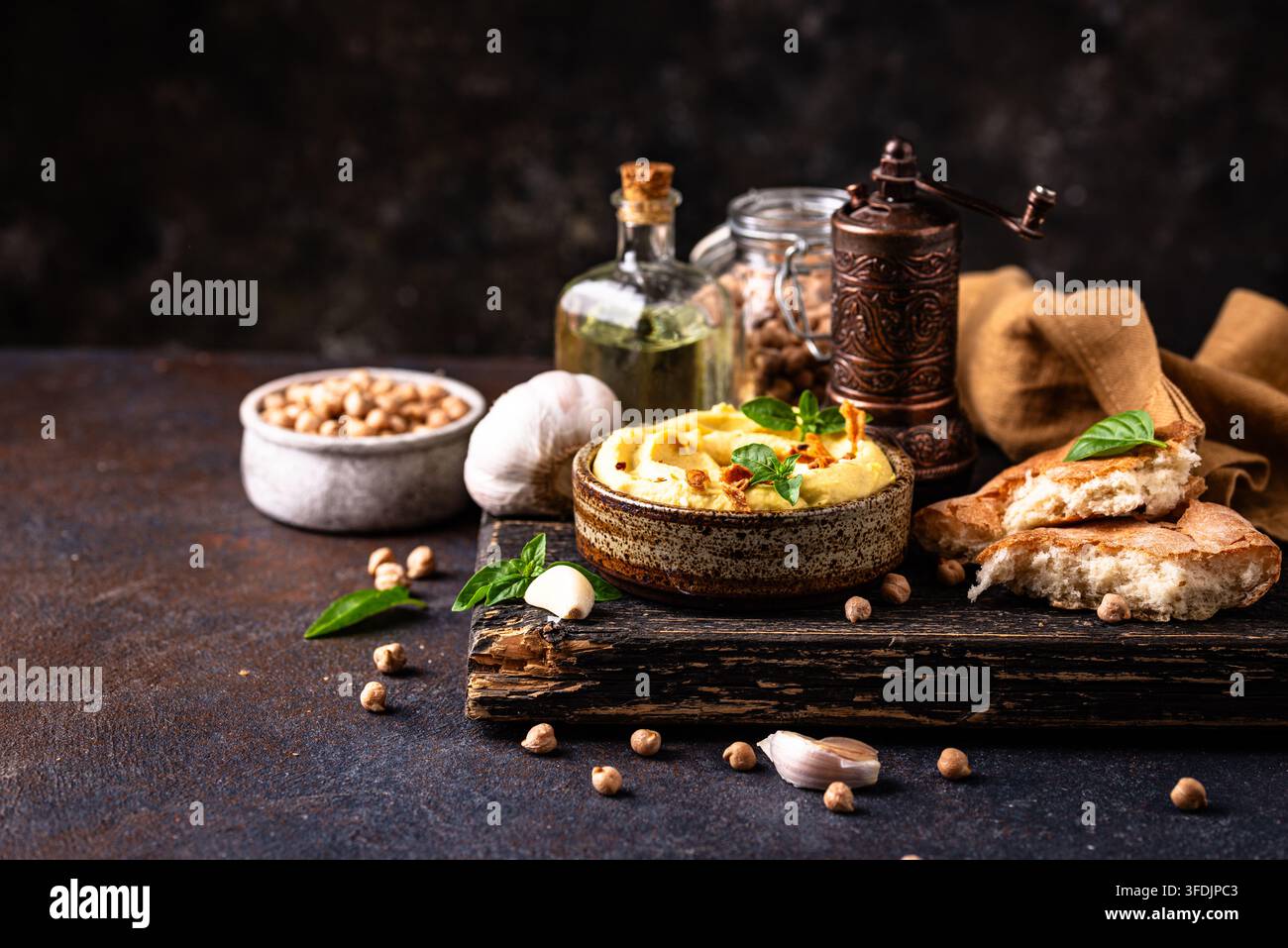 Traditioneller Hummus mit Kichererbsen, Paprika, Olivenöl – Orientalischer oder jüdischer traditioneller Snack Stockfoto