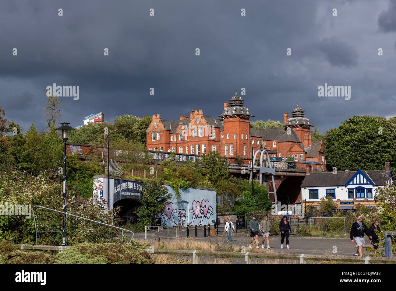 Stimmungsvoller Himmel über dem kreativen Viertel Ouseburn Stockfoto