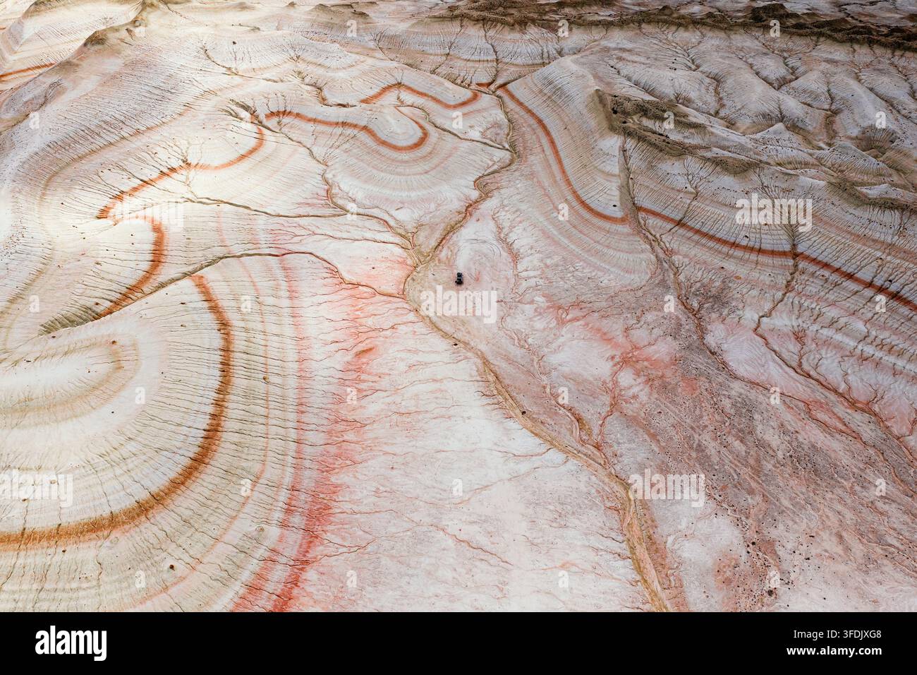 Luftbild der gestreiften geologischen Felsformationen in der Wüstenlandschaft der Mangystau-Region, Kasachstan. Stockfoto