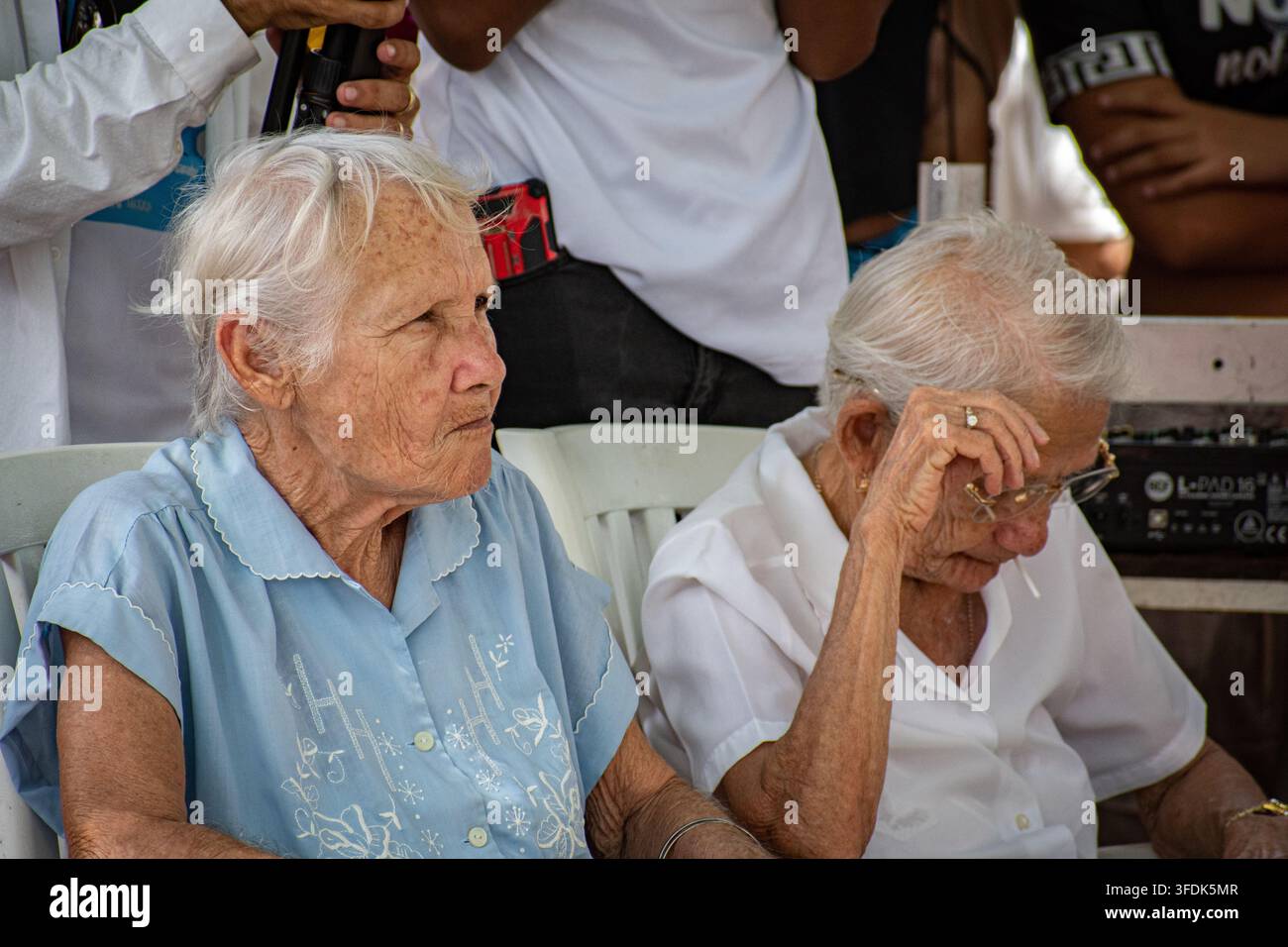 Ältere Frauen beobachten die kulturelle Aufführung während des El Carnavalito-Events am 21. August 2026 in Ciego de Ávila, Kuba Stockfoto