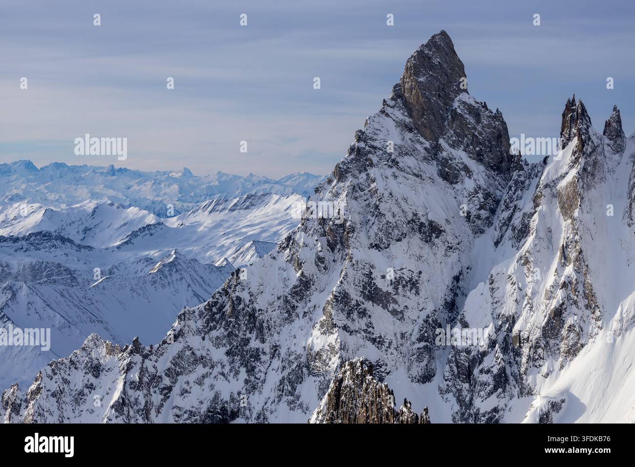 Blick auf die schneebedeckten Gipfel des Massiccio del Monte Bianco, die über der umliegenden Alpenlandschaft in der Valle d'Aosta, Italien, aufragen Stockfoto