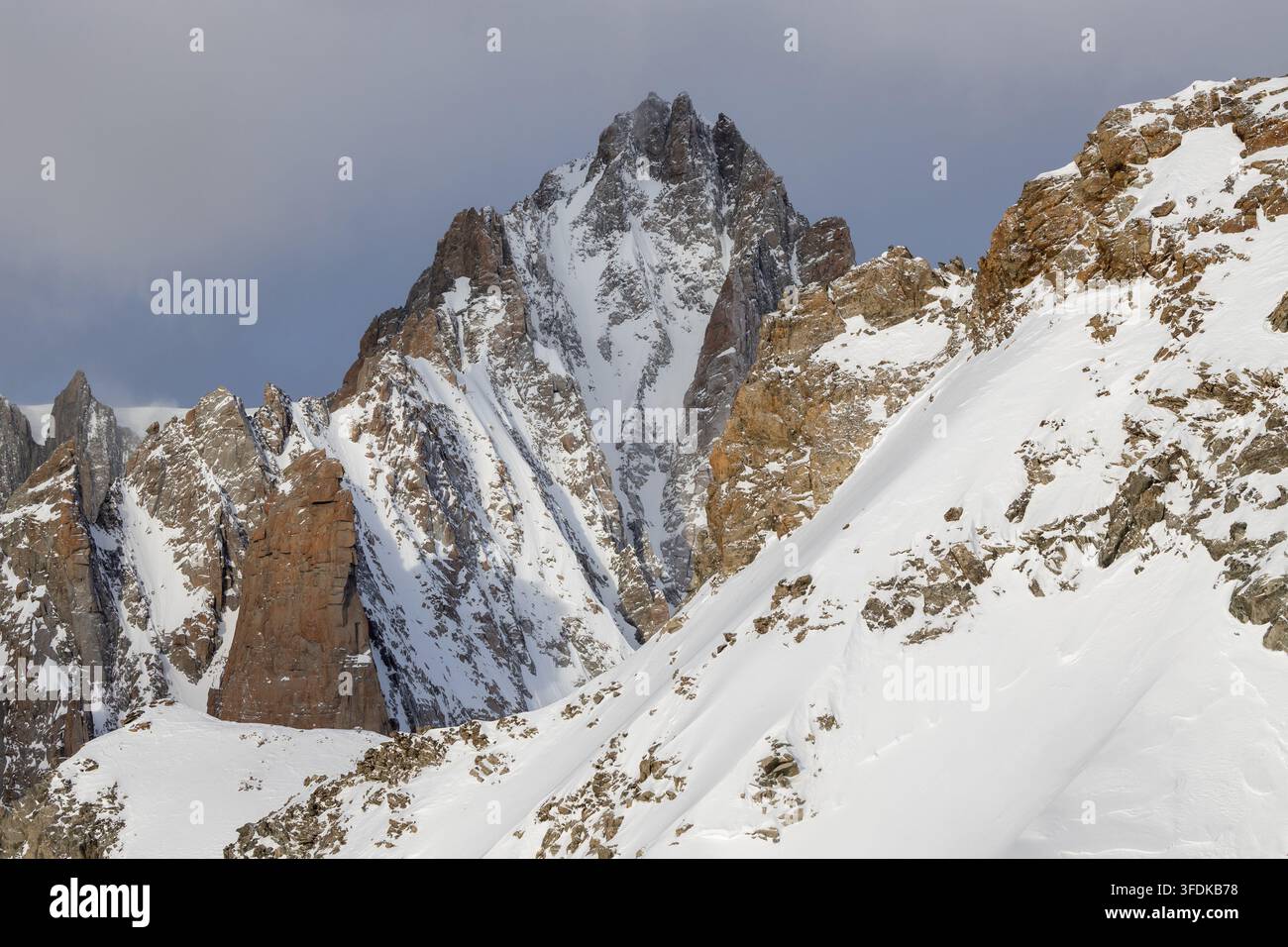 Blick auf den Massiccio del Monte Bianco mit schneebedeckten Felsgipfeln und steilen Hängen im Aostatal, Italien. Stockfoto