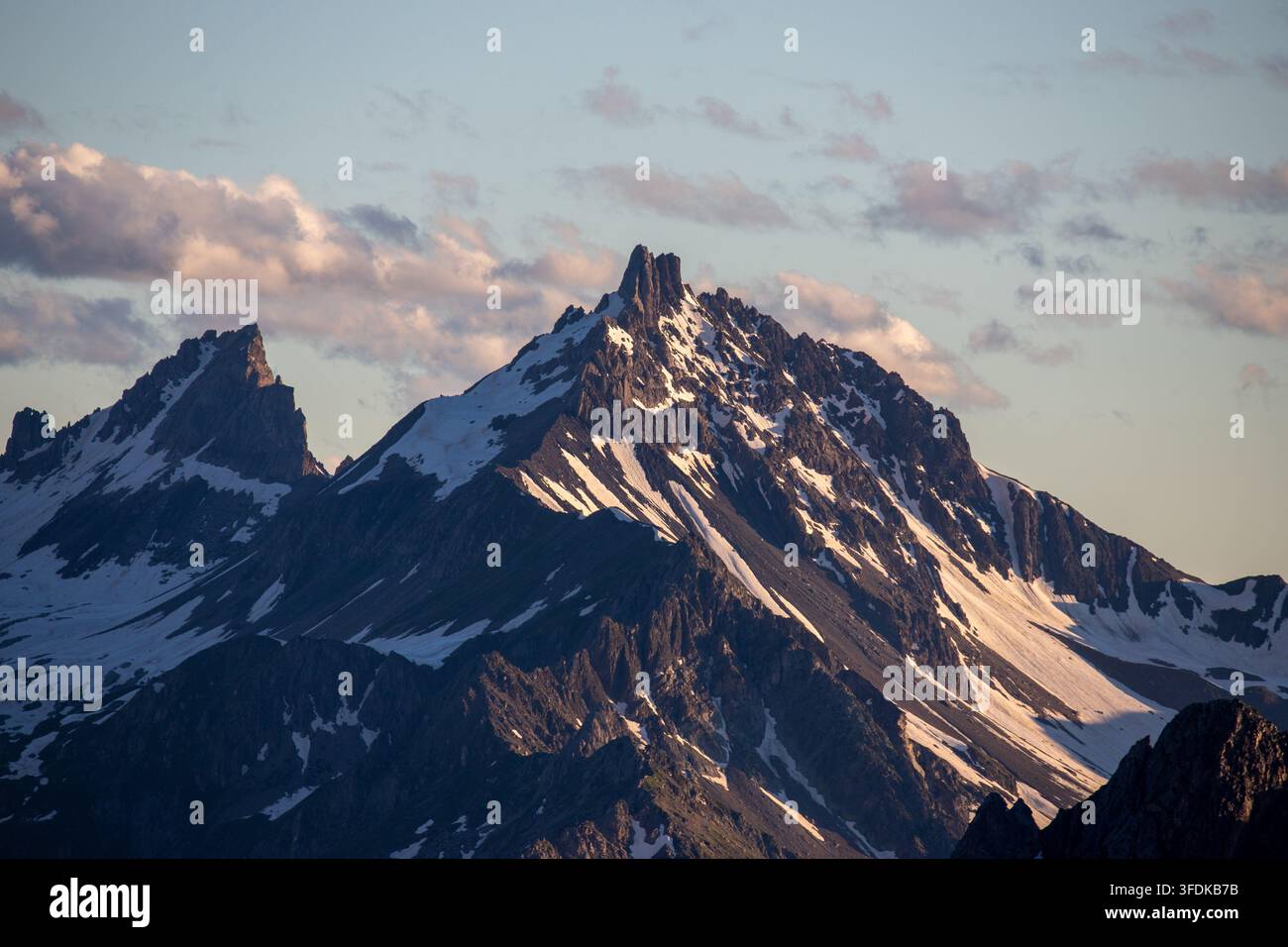 Blick auf die schneebedeckten Gipfel des Massiccio del Monte Bianco, beleuchtet vom Licht der Goldenen Stunde in der Valle d'Aosta, Italien. Stockfoto