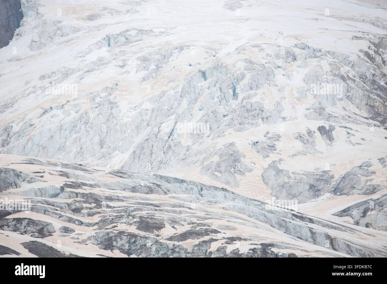 Blick auf den Gletscher Massiccio del Monte Bianco mit seinen schroffen Eisformationen, Gletscherspalten und felsigen Hängen in der Valle d'Aosta, Italien. Stockfoto