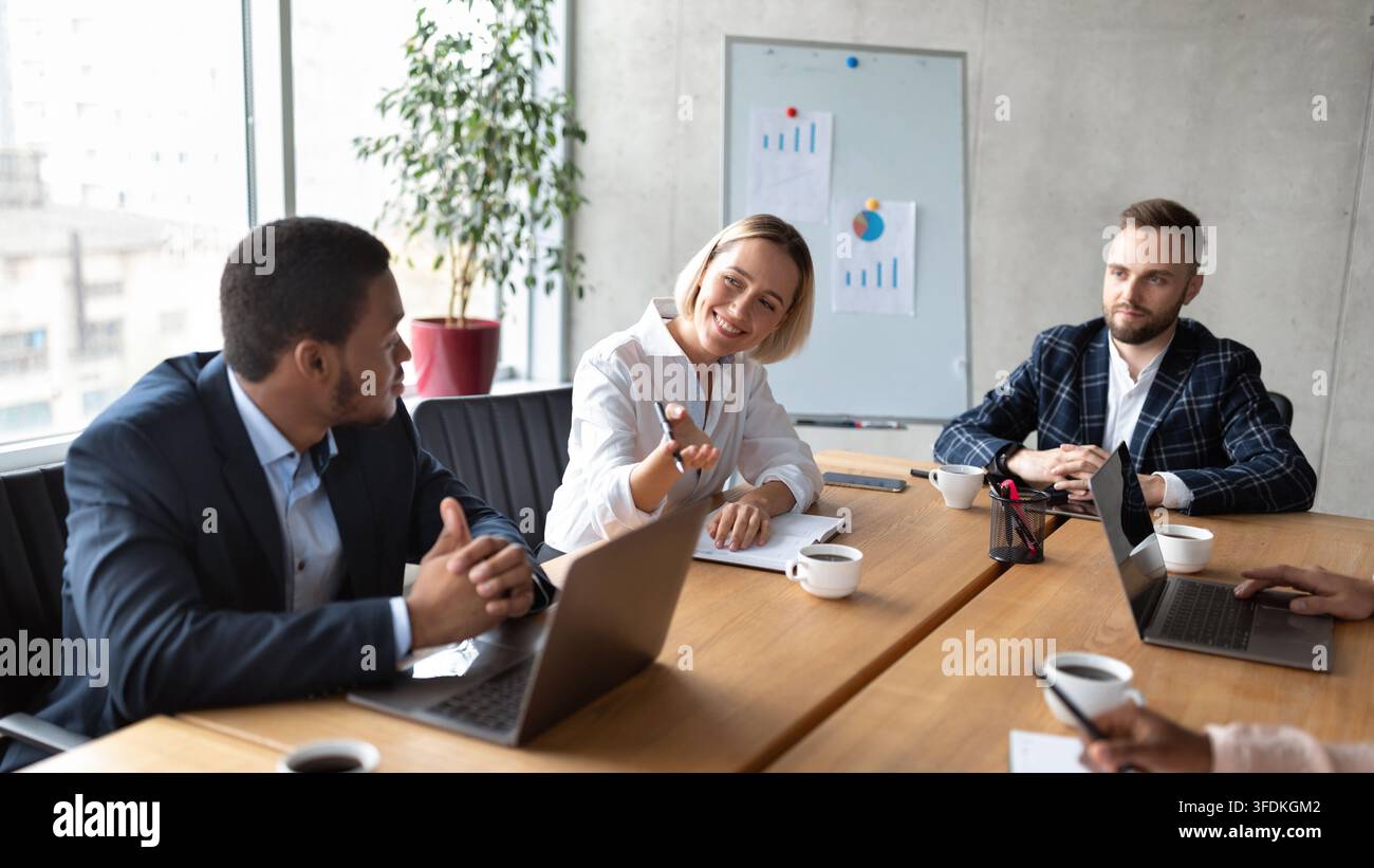 Geschäftsleute Sprechen, Arbeiten Am Schreibtisch Im Büro, Panorama Stockfoto