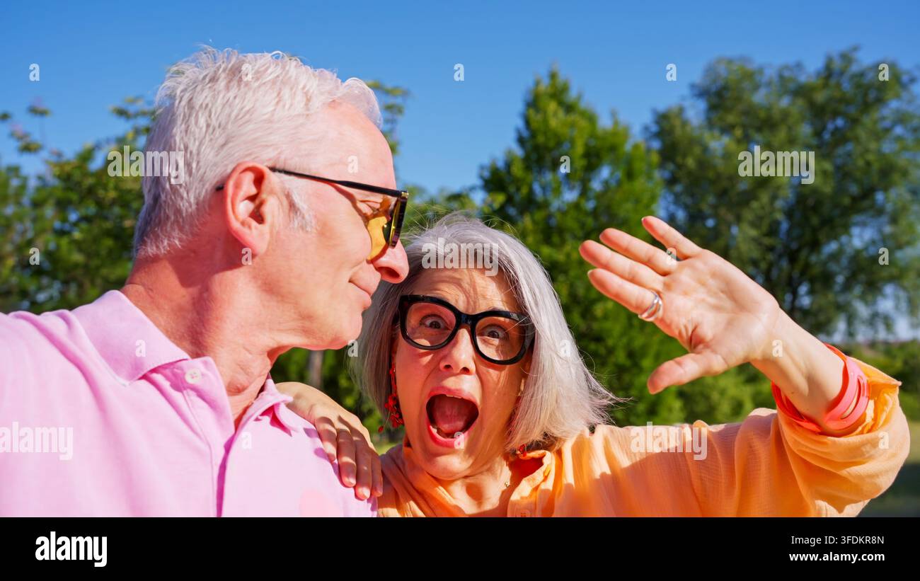 Seniorenpaar teilt einen fröhlichen Outdoor-Selfie-Moment Stockfoto