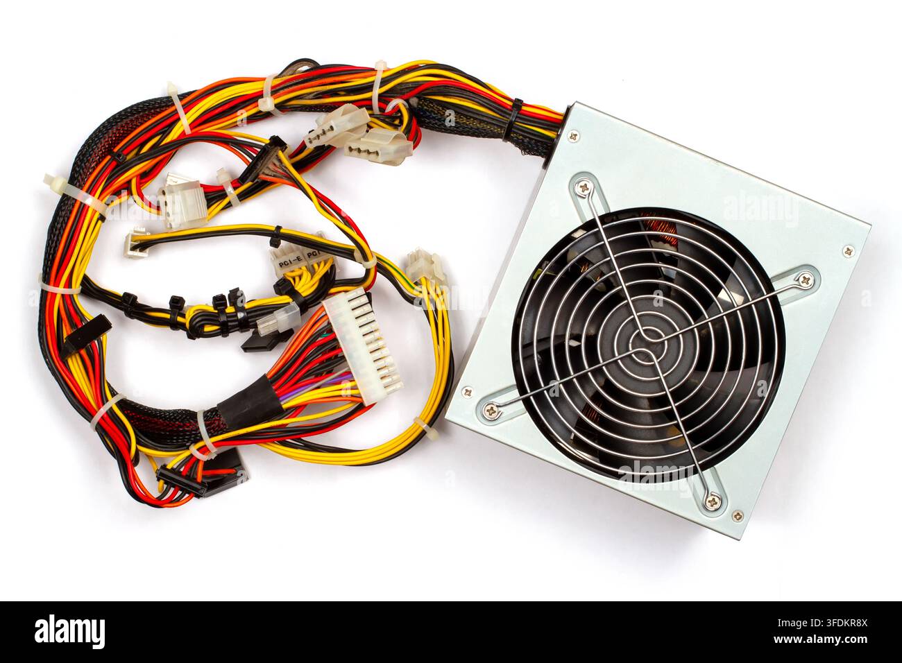 Computer-Netzteileinheit mit Kabeln und Lüfter. Hardwarekomponente für den Desktop-PC-Bau. Elektronisches Gerät zur Energieverteilung und Kühlung. Stockfoto