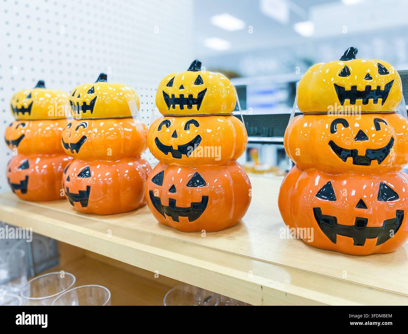 Gestapelte dreistöckige Kürbis-Jack-o'-Lantern-Keramikbehälter-Dekorationen auf einem Einzelhandelsregal. - Auburn WA USA - August,21 2026 Stockfoto