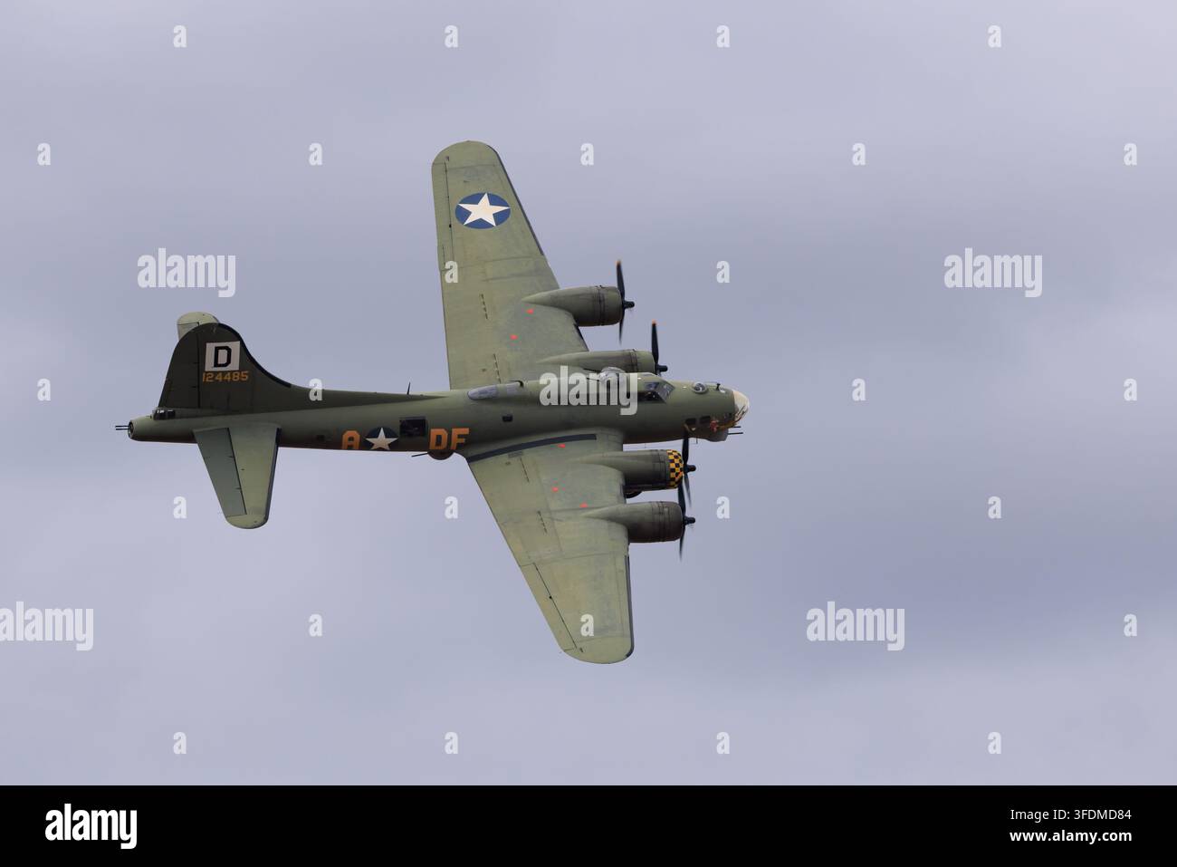 Boeing B-17G Flying Fortress Sally B, G-BEDF, im Flug während einer Flugschau in Großbritannien. Stockfoto