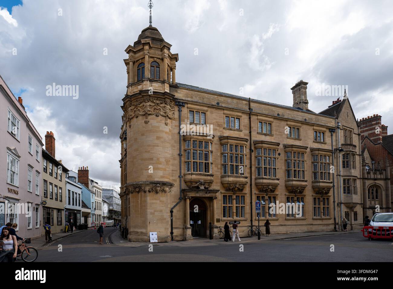 Oxford, Oxfordshire, England, 20. August 2026. Weitwinkelaufnahme des historischen Steingebäudes des Indian Institute an der Ecke Catte Street. Stockfoto