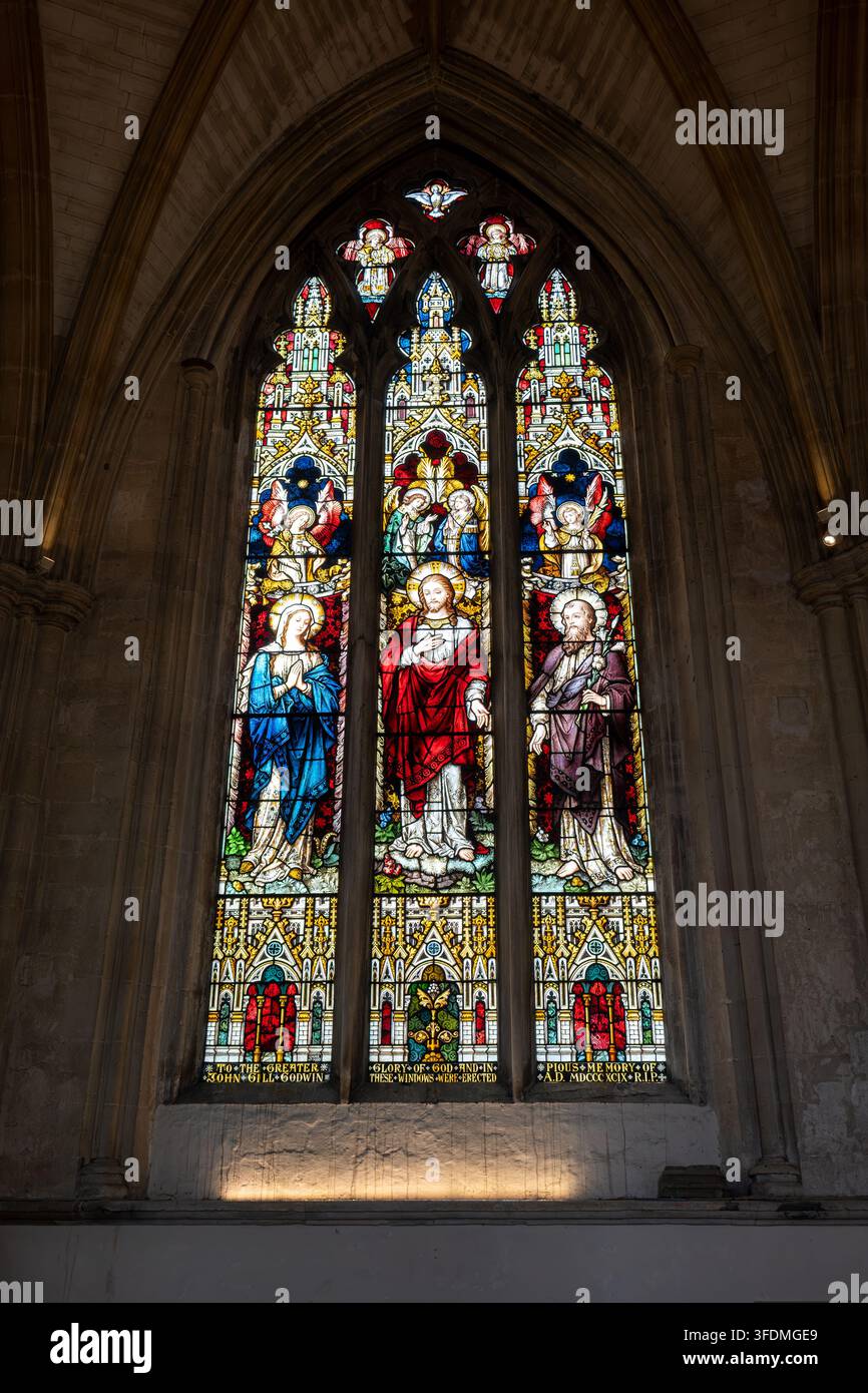 Dorchester an der Themse, Oxfordshire, England, 20. August 2026. Buntglasfenster mit Steinbogenrahmen in der Dorchester Abbey. Stockfoto