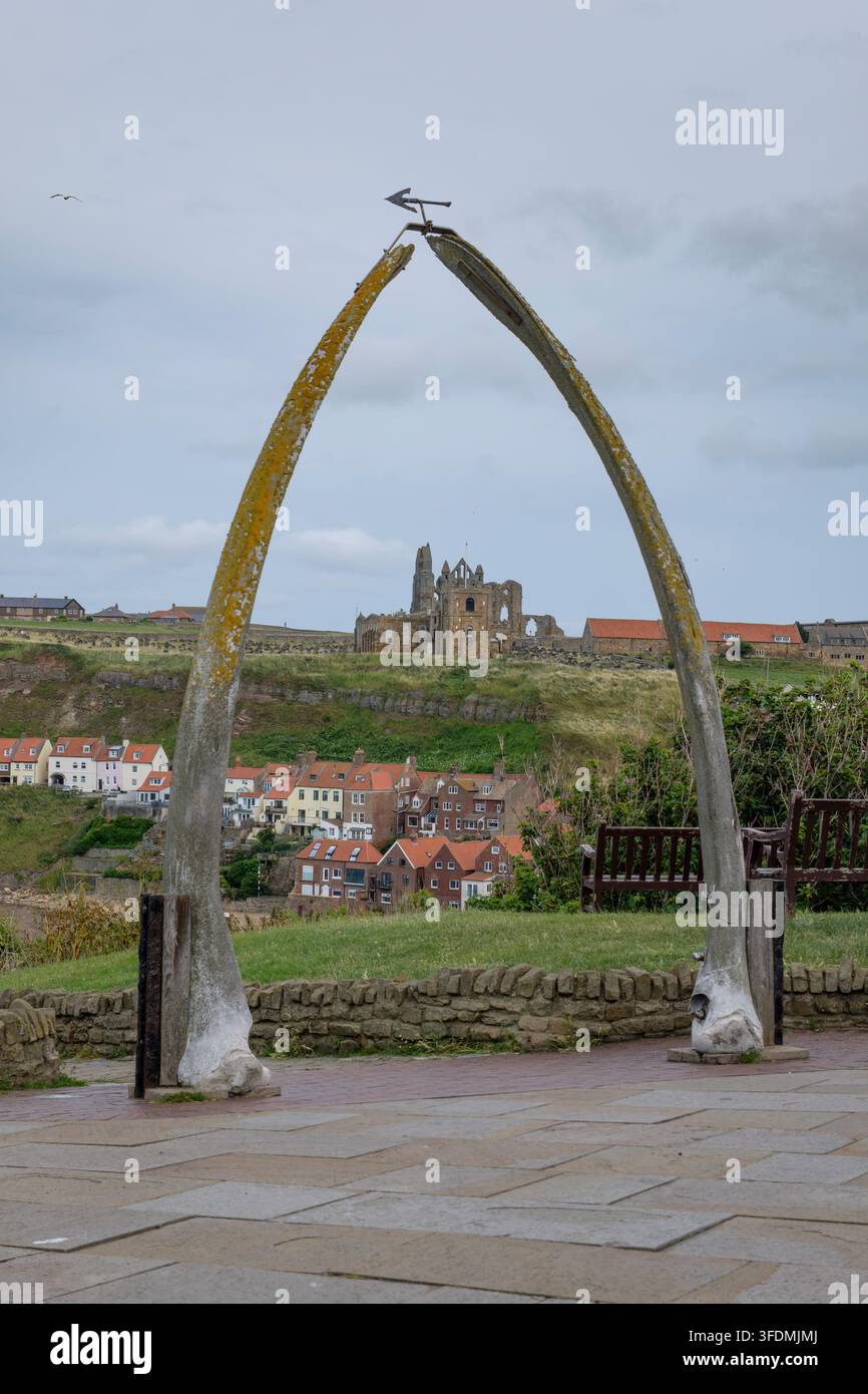Die St. Mary's Kirche und Whitby Abbey, gesehen durch die Wal-Knochen in Whitby Stockfoto
