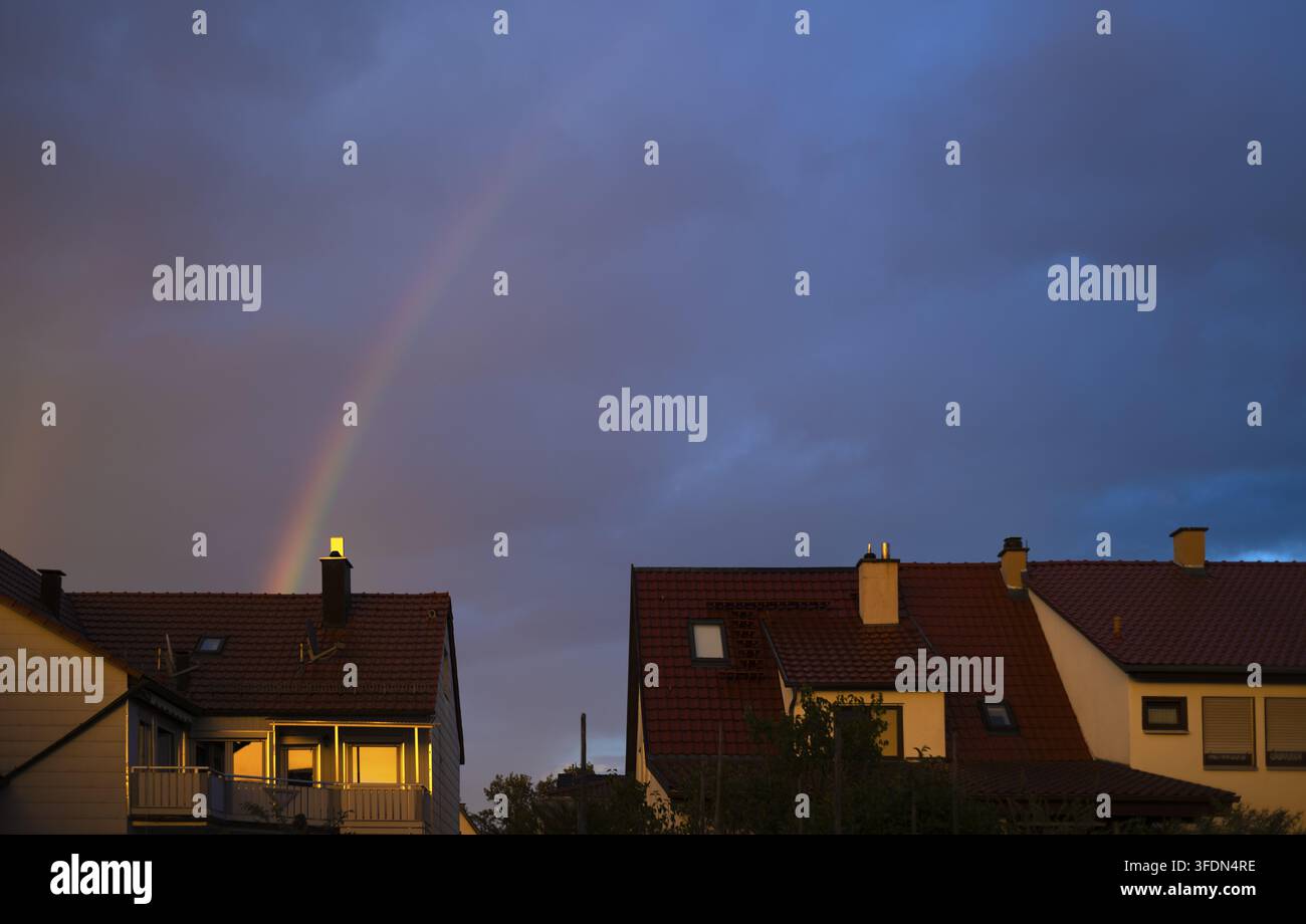 Regenbogen nach Gewitter, Gewitter über Wohngebiet, Wohnhäuser, Riederich bei Metzingen, Baden-Württemberg, Deutschland Stockfoto