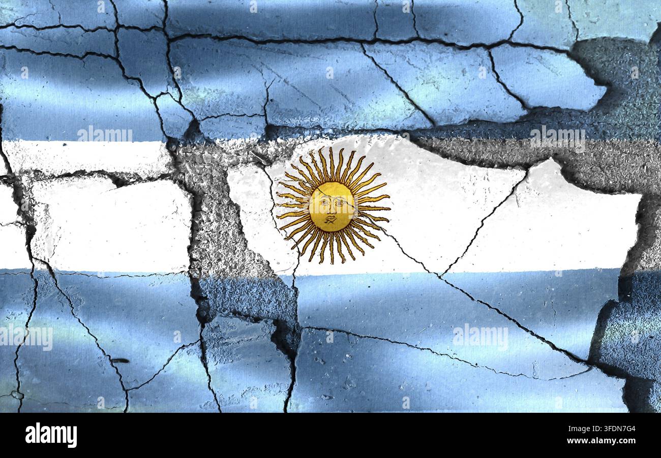 Argentinische Flagge auf einer zerrissenen Wand, die nationale Herausforderungen und Niedergang darstellt Stockfoto