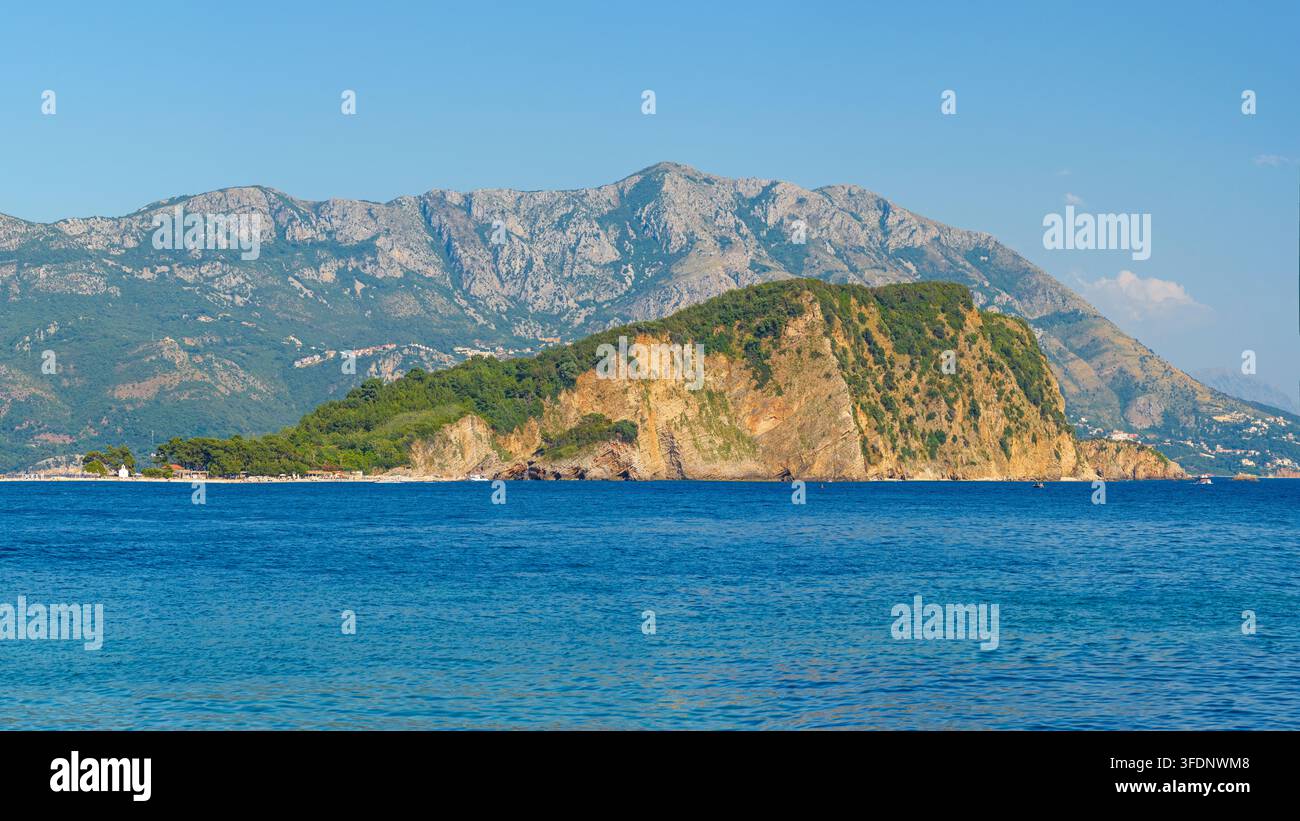 Insel Sveti Nikola von Morgen Beach, Montenegro, aus gesehen Stockfoto