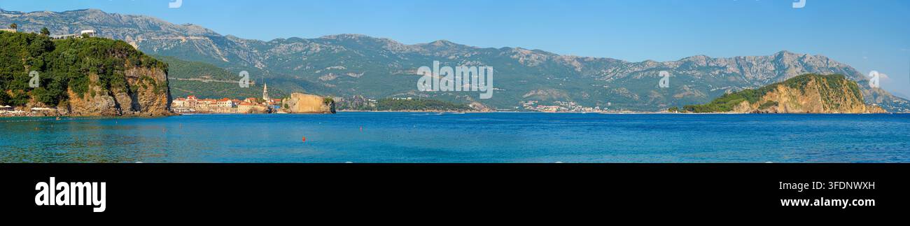 Panoramablick auf die Küste von Budva und die Insel St. Nikolaus vom Morgen Beach in Montenegro Stockfoto