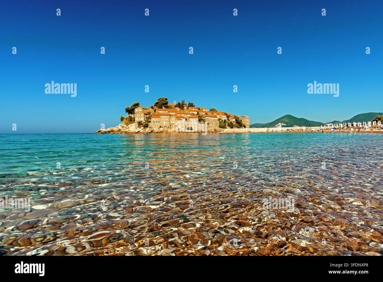 Kiesstrand mit Blick auf Sveti Stefan, Budva, Montenegro. Stockfoto