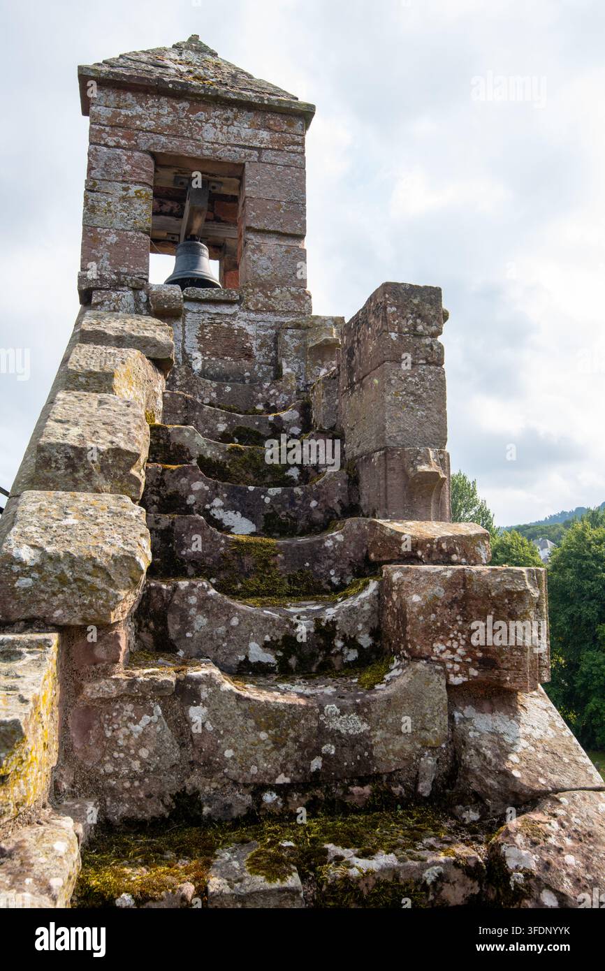 Glockenturm und abgetretene Steinstufen in der St. Mary's Abbey, Melrose, Schottland. Stockfoto