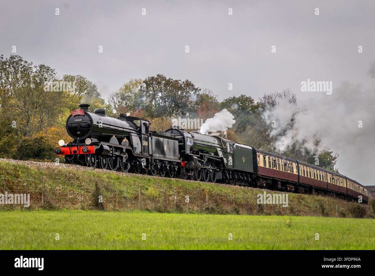 BR 'H2' 4-4-2 Nr. 32424 'Beachy und BR 'A1' 4-6-2 Nr. 60163 'Tornado' nähern sich Horsted Keynes auf der Bluebell Railway, East Sussex, England, UK Stockfoto