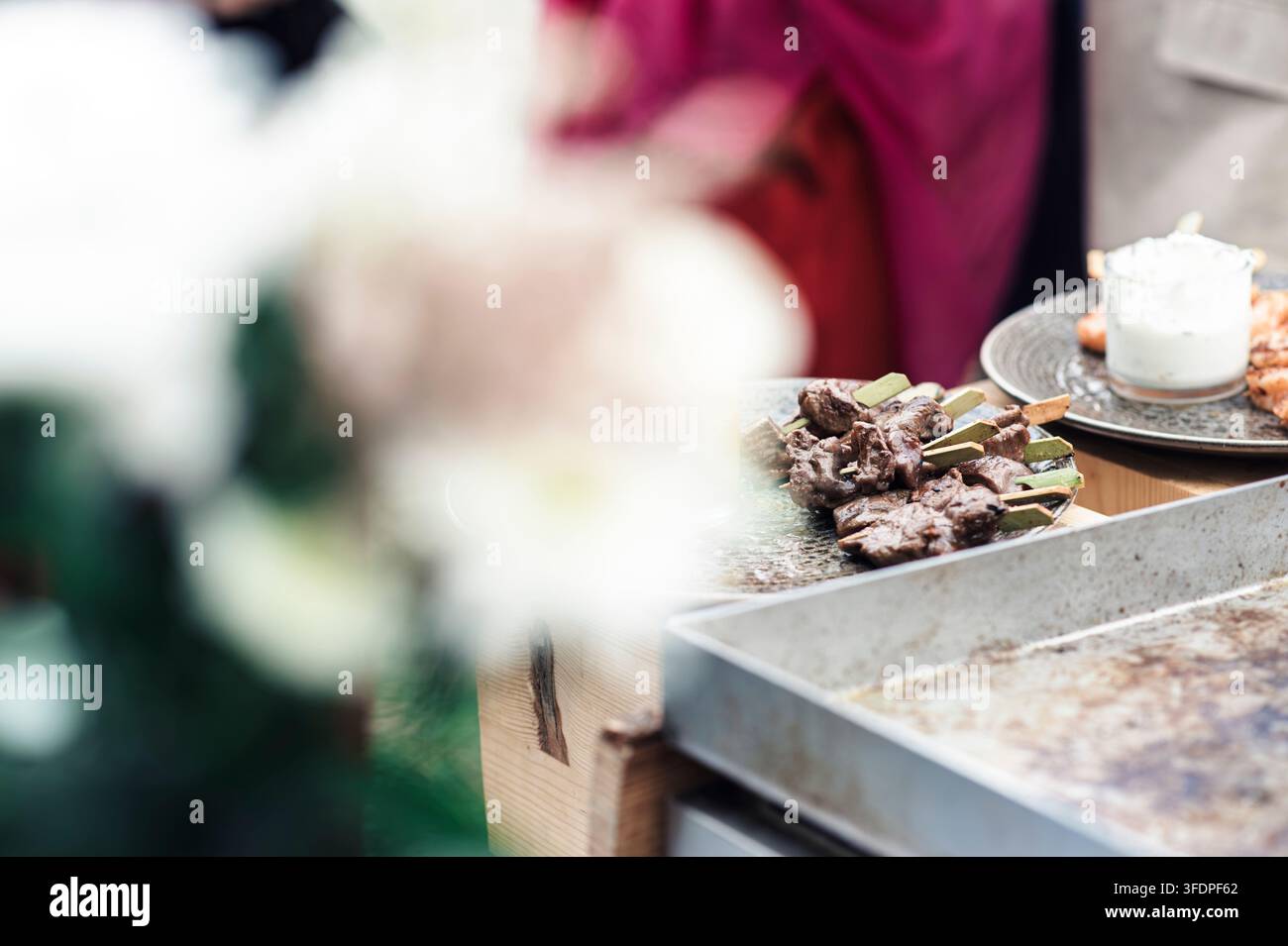 Vielfalt an köstlichen Gourmetgerichten, die bei einem Hochzeitsbuffet-Catering-Event serviert wurden. Stockfoto