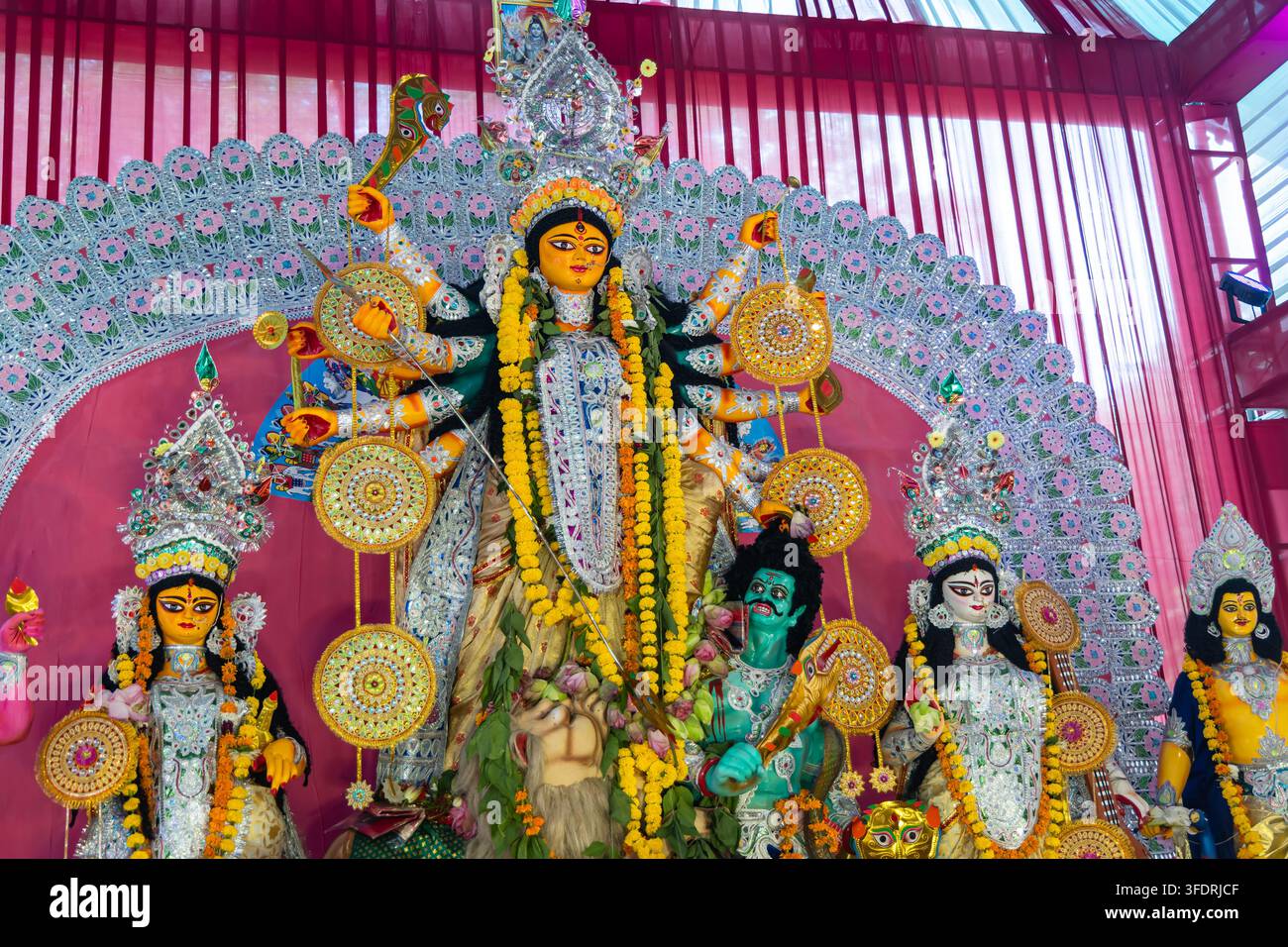Göttin Durga mit Lakshmi, Saraswati und anderen Gottheiten bei den Durga-Puja-Feierlichkeiten Stockfoto