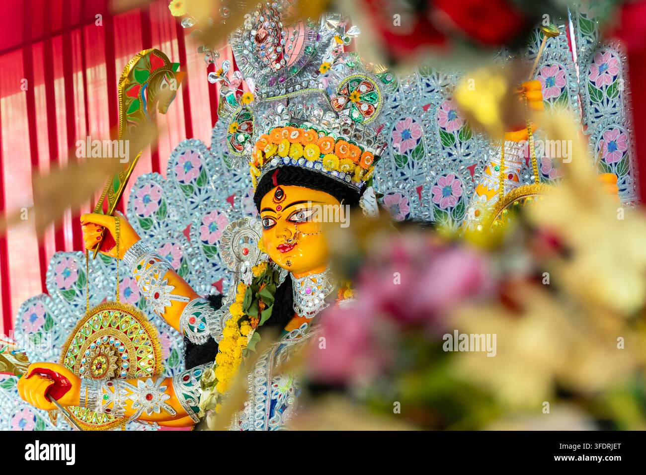 Traditionelles Durga-Puja-Göttinnenidoll geschmückt mit Blumen, Schmuck und kunstvollem Handwerk Stockfoto