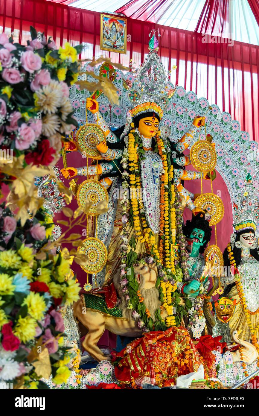 Aufwendig verziertes Durga-Puja-Idol mit Lakshmi, Saraswati, Kartikeya und Ganesha Stockfoto