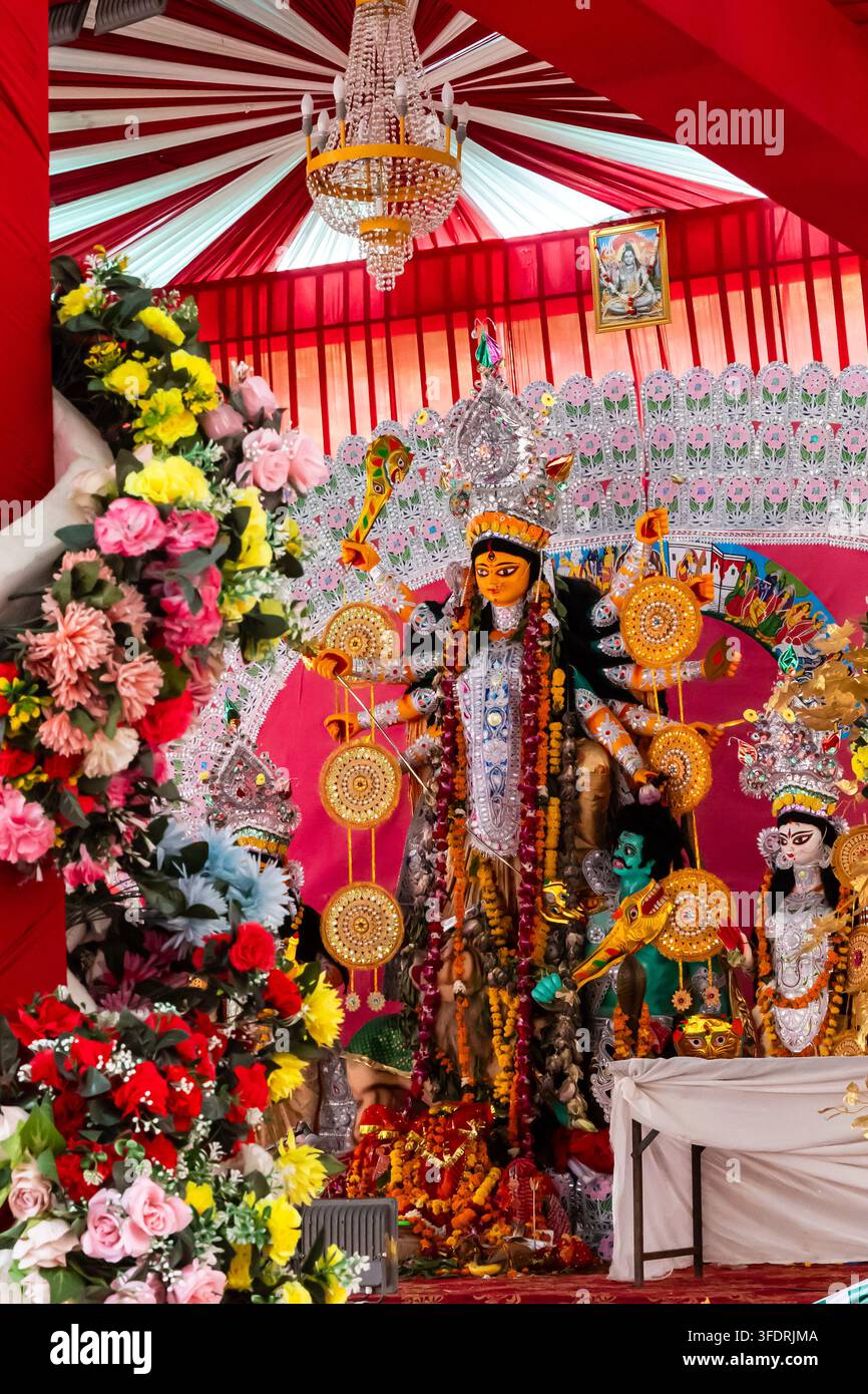 Hinduistische Göttin Durga Idol mit kunstvollen Verzierungen und Festivalhintergrund beim Durga-Puja-Fest Stockfoto