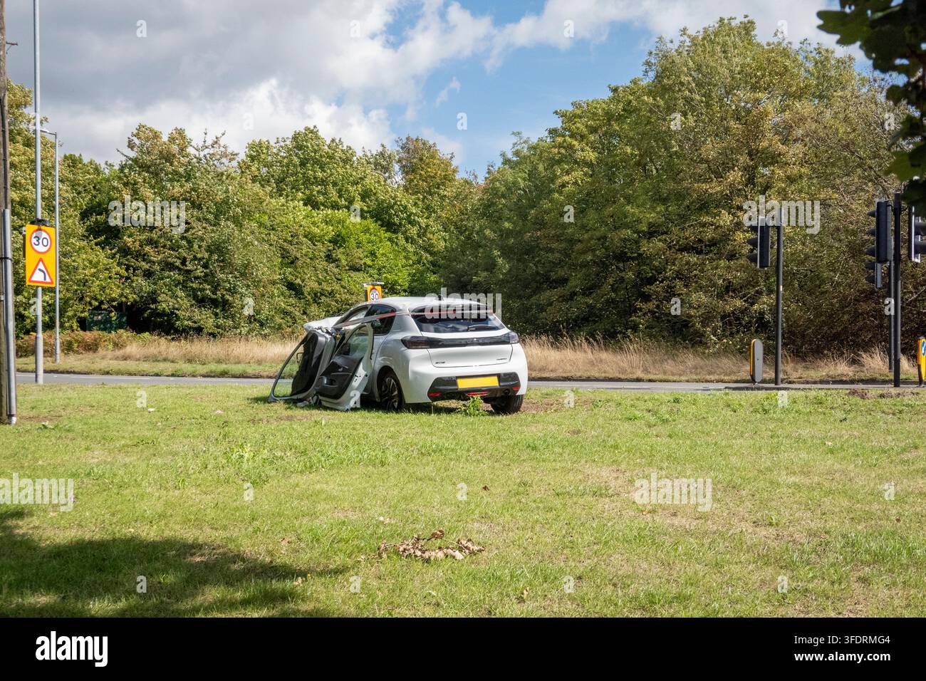Gestohlenes und verunfalltes Auto nach einer Verfolgungsjagd der Polizei, Walsall, UK Stockfoto