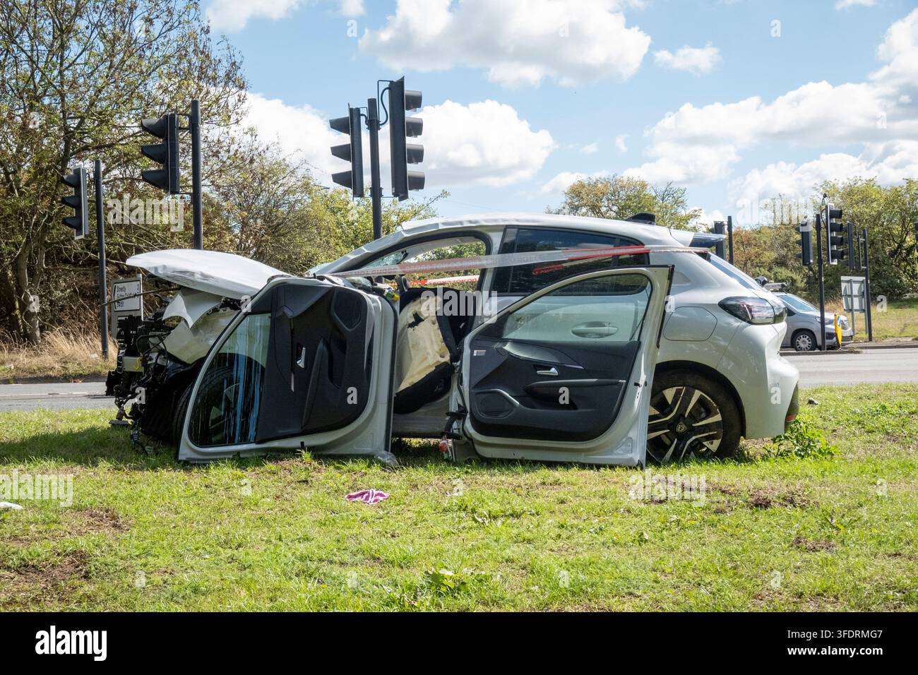 Gestohlenes und verunfalltes Auto nach einer Verfolgungsjagd der Polizei, Walsall, UK Stockfoto