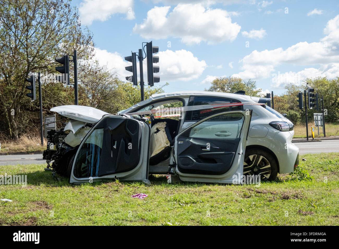 Gestohlenes und verunfalltes Auto nach einer Verfolgungsjagd der Polizei, Walsall, UK Stockfoto